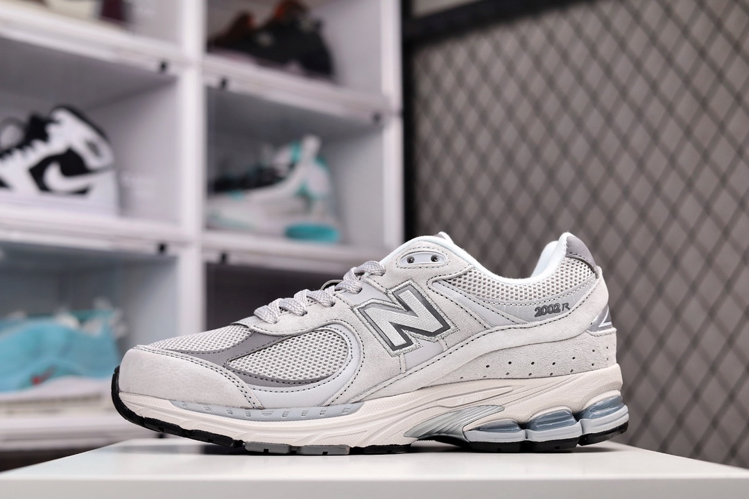 G5 公司级 New Balance WL 2002 复古休闲跑步鞋 ML 2002RO鞋款延续了经典科技，升级版N-ERGY缓震物料机能与材质上脚太舒适了，鞋面的柔软麂皮搭配尼龙网布，特别透气而且还复古感，不管是搭配牛仔裤还工装裤都是百搭885ZJR