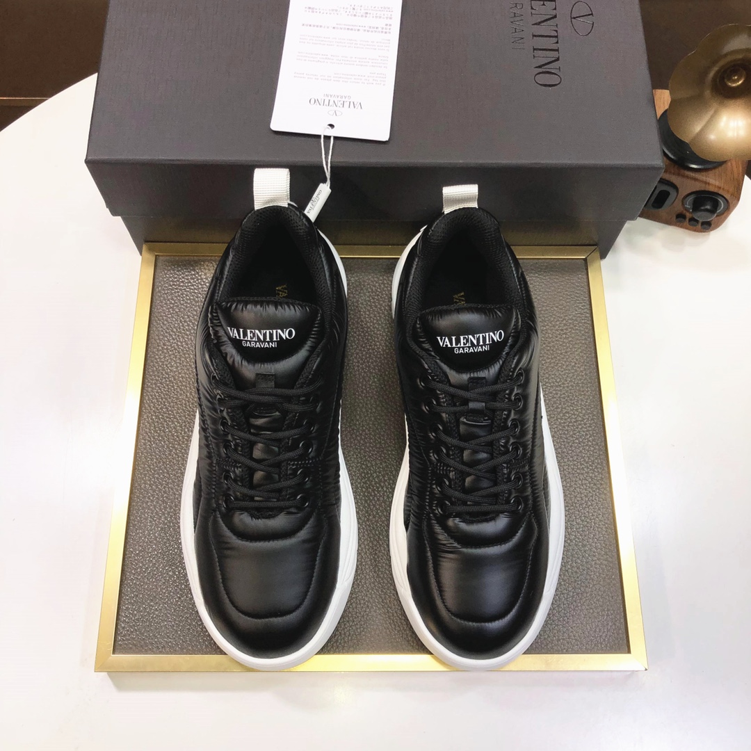 J5 华伦天奴原单情侣款情💑官网最 ，最新時尚休闲鞋🔜鞋面選用进口上等原厂材料，网布内里，上脚非常有型，个性时尚橡膠耐磨大底，实物拍摄🎬實物更好看，