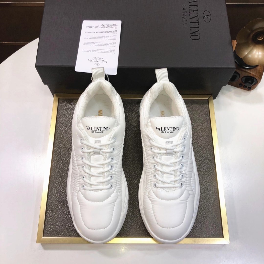 J5 华伦天奴原单情侣款情💑官网最 ，最新時尚休闲鞋🔜鞋面選用进口上等原厂材料，网布内里，上脚非常有型，个性时尚橡膠耐磨大底，实物拍摄🎬實物更好看，