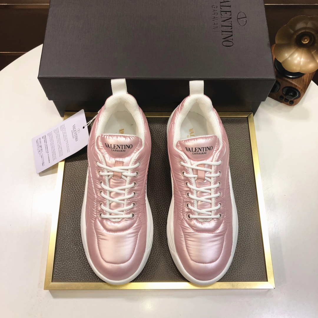 J5 华伦天奴原单情侣款情💑官网最 ，最新時尚休闲鞋🔜鞋面選用进口上等原厂材料，网布内里，上脚非常有型，个性时尚橡膠耐磨大底，实物拍摄🎬實物更好看，