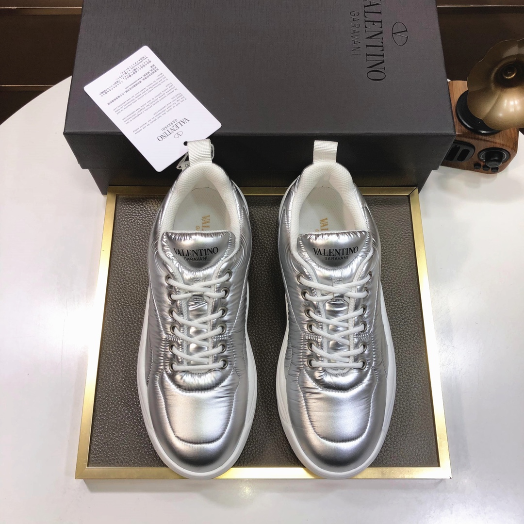 J5 华伦天奴原单情侣款情💑官网最 ，最新時尚休闲鞋🔜鞋面選用进口上等原厂材料，网布内里，上脚非常有型，个性时尚橡膠耐磨大底，实物拍摄🎬實物更好看，