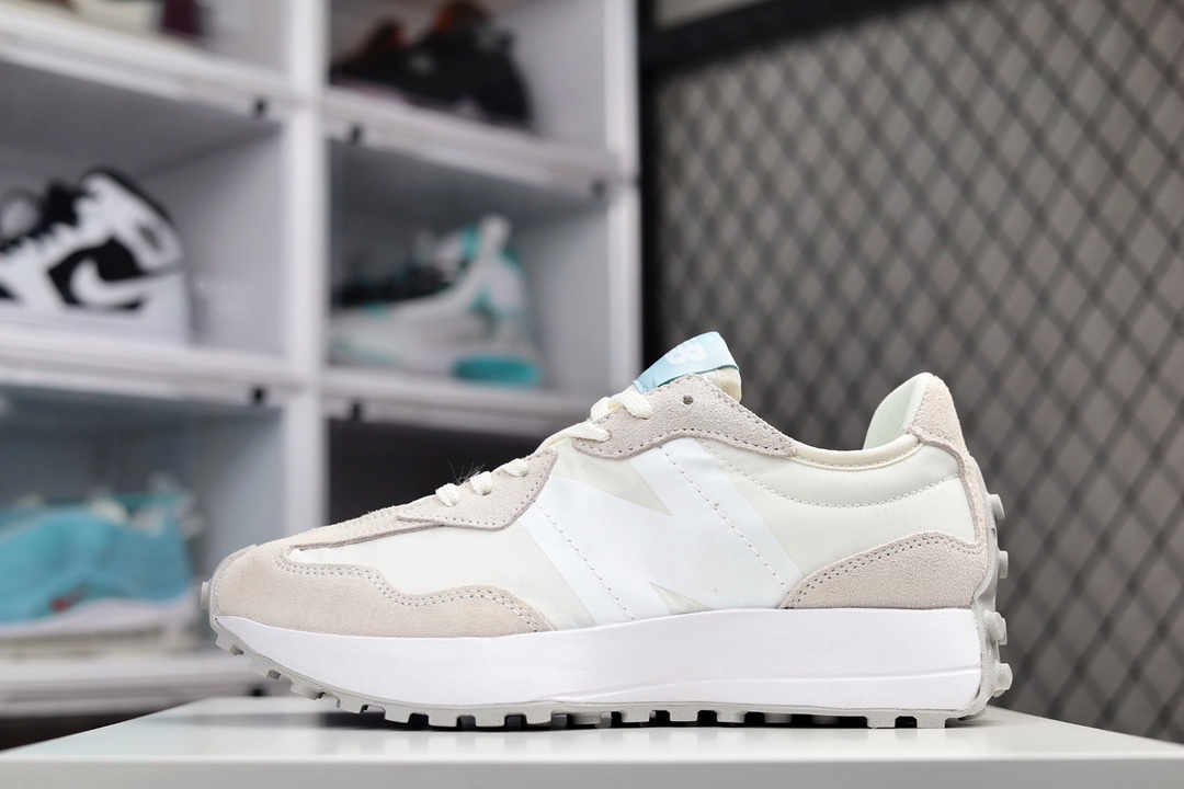 G5 New Balance MS327 系列复古休闲运动慢跑鞋 原鞋打版 细节完美 采用尼龙及猪巴革麂皮物料拼接构成中底高弹PU材质及满丁防滑橡胶外底上世纪 70 年代的意大利街头风格NB新百伦 全新 New Balance 327 系列，以更纯粹的复古风格设计打造的全新造型。侧身还以解构设计，将 N 字标志以做旧压花样式呈现，样式别具新意。而麂皮、冲孔皮革的塑造，则呈现出高级怀旧气质，也让鞋款在奢华时装风格与运动氛围之间达到了平衡225TD