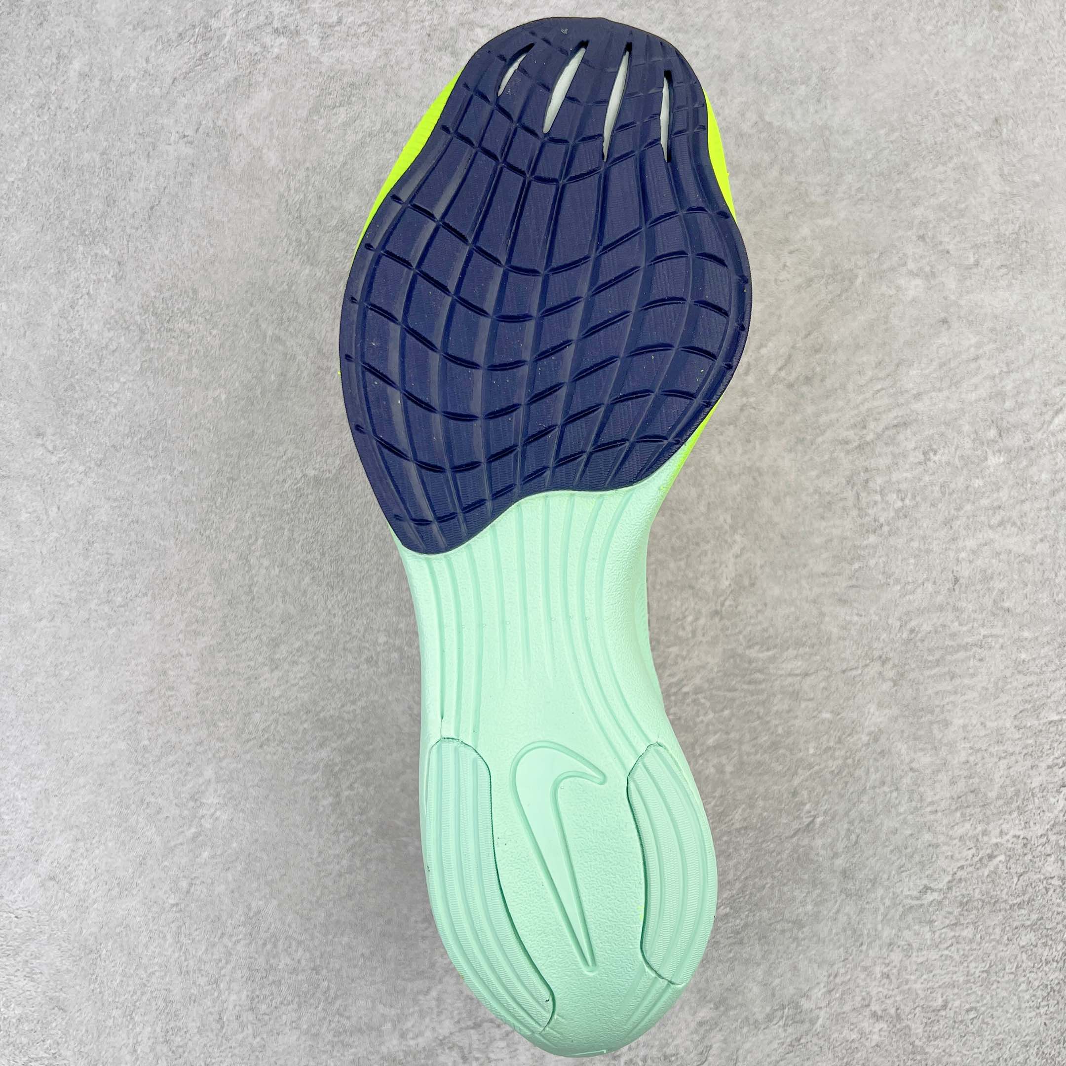 图片[8]-＃纯原福利 NK ZoomX Vaporfly Next% 马拉松一代跑鞋 鞋面使用了全新 Vaporweave 科技 这种类似蝉翼的材质相比 Flyknit 更加轻薄透气 非对称的鞋带系统和泡棉护垫的加入令舒适度更高 鞋头辅以超大的 Swoosh 点缀 再配上流线型外观设计 时尚感十足 尺码：36 36.5 37.5 38 38.5 39 40 40.5 41 42 42.5 43 44 44.5 45-选品中心