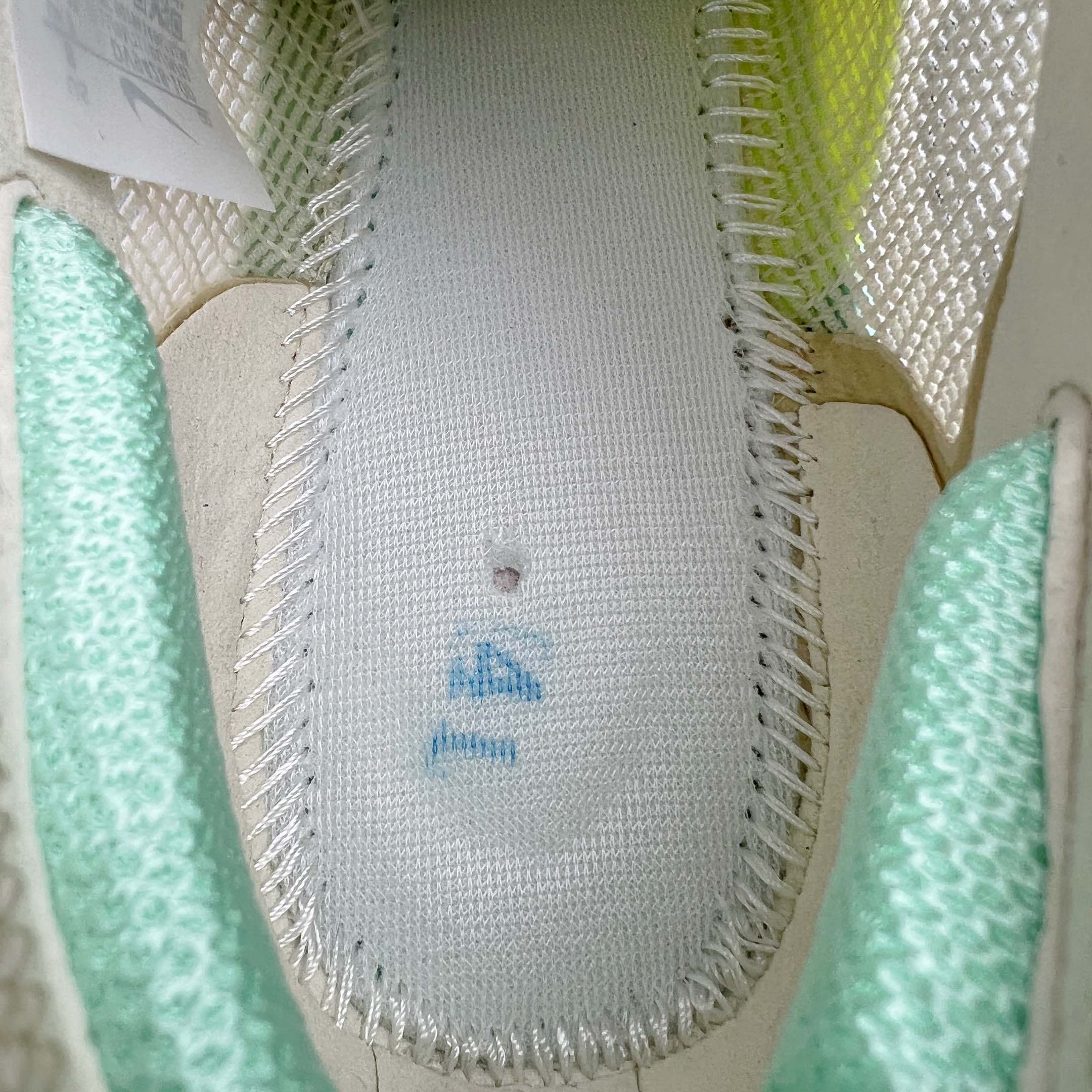 图片[9]-＃纯原福利 NK ZoomX Vaporfly Next% 马拉松一代跑鞋 鞋面使用了全新 Vaporweave 科技 这种类似蝉翼的材质相比 Flyknit 更加轻薄透气 非对称的鞋带系统和泡棉护垫的加入令舒适度更高 鞋头辅以超大的 Swoosh 点缀 再配上流线型外观设计 时尚感十足 尺码：36 36.5 37.5 38 38.5 39 40 40.5 41 42 42.5 43 44 44.5 45-选品中心