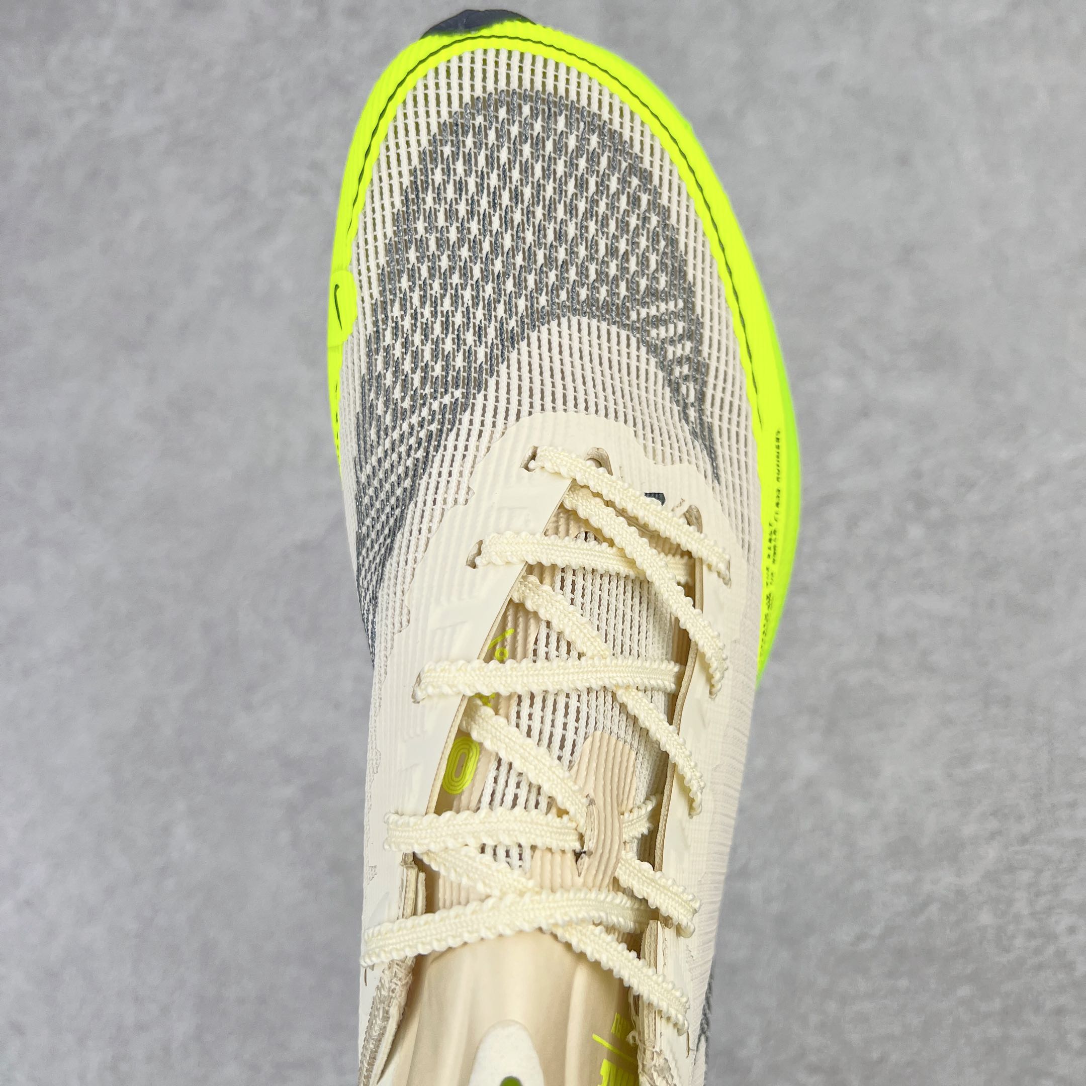 图片[4]-＃纯原福利 NK ZoomX Vaporfly Next% 马拉松一代跑鞋 鞋面使用了全新 Vaporweave 科技 这种类似蝉翼的材质相比 Flyknit 更加轻薄透气 非对称的鞋带系统和泡棉护垫的加入令舒适度更高 鞋头辅以超大的 Swoosh 点缀 再配上流线型外观设计 时尚感十足 尺码：36 36.5 37.5 38 38.5 39 40 40.5 41 42 42.5 43 44 44.5 45-选品中心