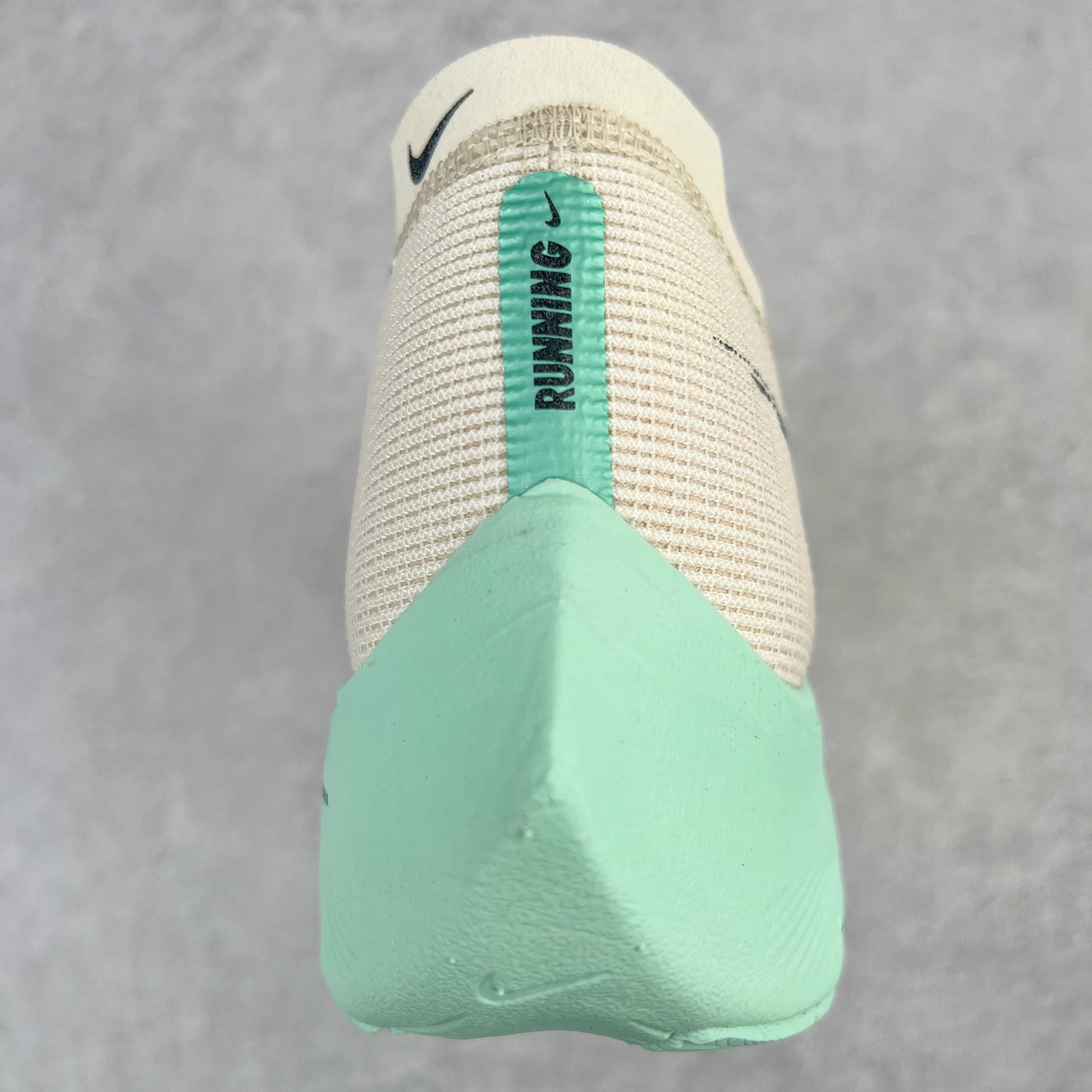 图片[7]-＃纯原福利 NK ZoomX Vaporfly Next% 马拉松一代跑鞋 鞋面使用了全新 Vaporweave 科技 这种类似蝉翼的材质相比 Flyknit 更加轻薄透气 非对称的鞋带系统和泡棉护垫的加入令舒适度更高 鞋头辅以超大的 Swoosh 点缀 再配上流线型外观设计 时尚感十足 尺码：36 36.5 37.5 38 38.5 39 40 40.5 41 42 42.5 43 44 44.5 45-选品中心