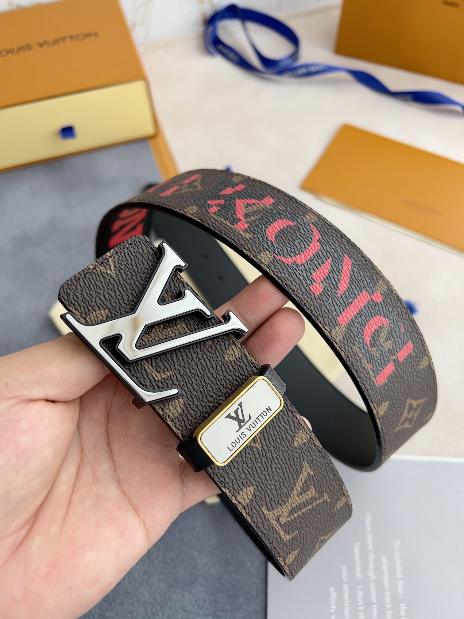 I5 Louis vuitton 路易威登 LV 腰带皮带原单 型号：挂扣,经典纯钢材质双色挂扣,图片实物拍摄 材料：头层牛皮,挂扣系列,纯钢材质扣头,钯镀电镀工艺永不掉色.原版印花咖老花头层平纹皮底黑,黑配银扣,双面可用,专柜同等质量,送人自用首选 包装如图专柜包装,赠送打孔器,原版电子票,宽度3.8cm