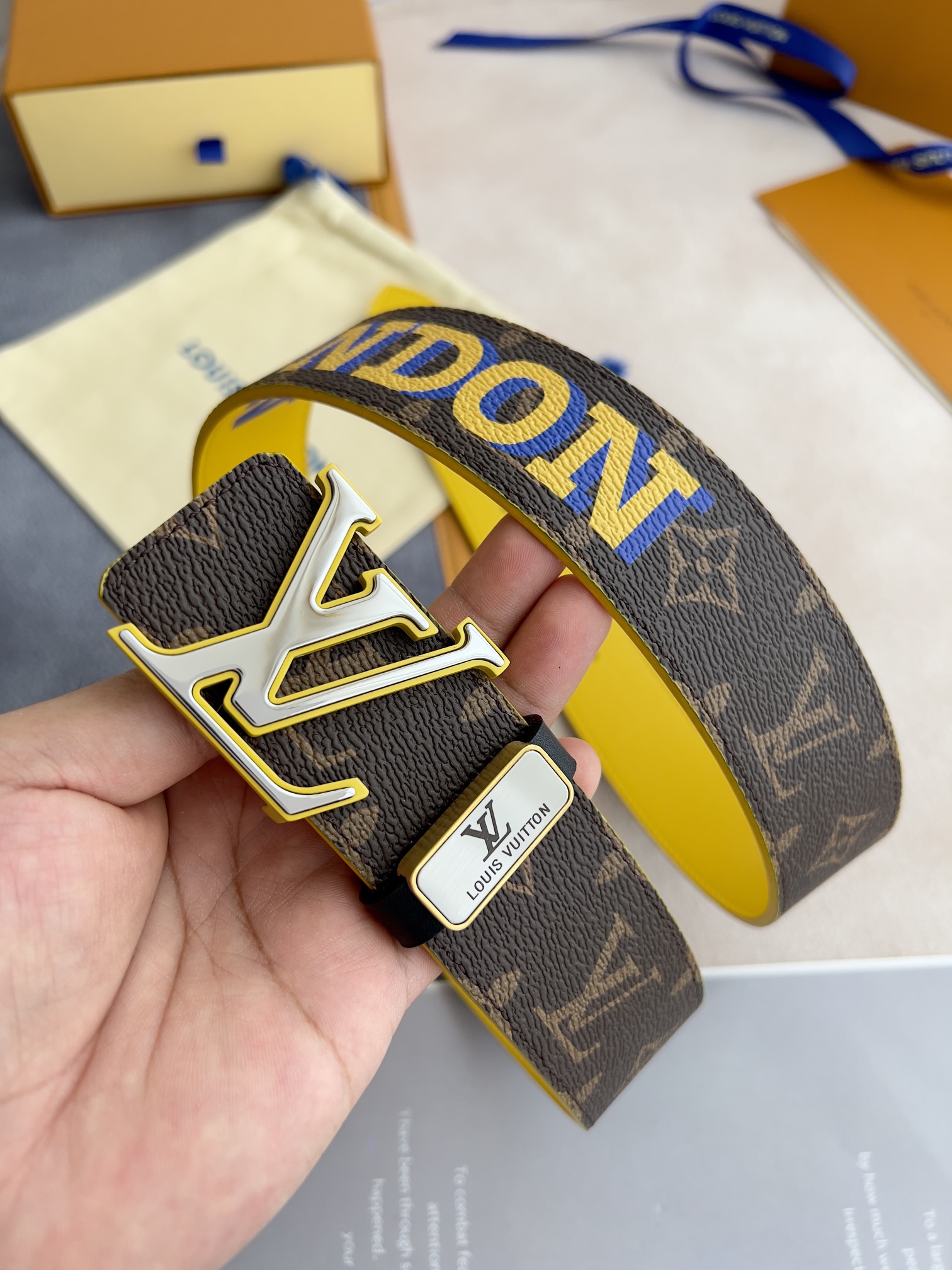 I5 Louis vuitton 路易威登 LV 腰带皮带原单 型号：挂扣,经典纯钢材质双色挂扣,图片实物拍摄 材料：头层牛皮,挂扣系列,纯钢材质扣头,钯镀电镀工艺永不掉色.原版印花咖老花头层平纹皮底黄,黄配银扣,双面可用,专柜同等质量,送人自用首选 包装如图专柜包装,赠送打孔器,原版电子票,宽度3.8cm