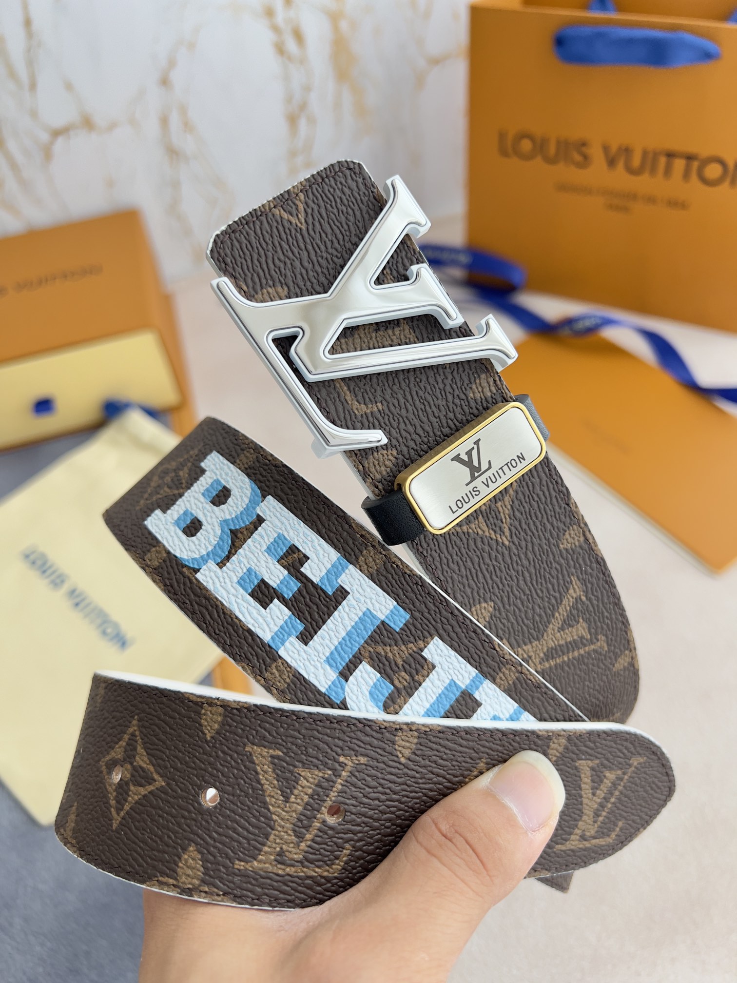 I5 Louis vuitton 路易威登 LV 腰带皮带原单 型号：挂扣,经典纯钢材质双色挂扣,图片实物拍摄 材料：头层牛皮,挂扣系列,纯钢材质扣头,钯镀电镀工艺永不掉色.原版印花咖老花头层平纹皮底,双面可用,专柜同等质量,送人自用首选 包装如图专柜包装,赠送打孔器,原版电子票,宽度3.8cm