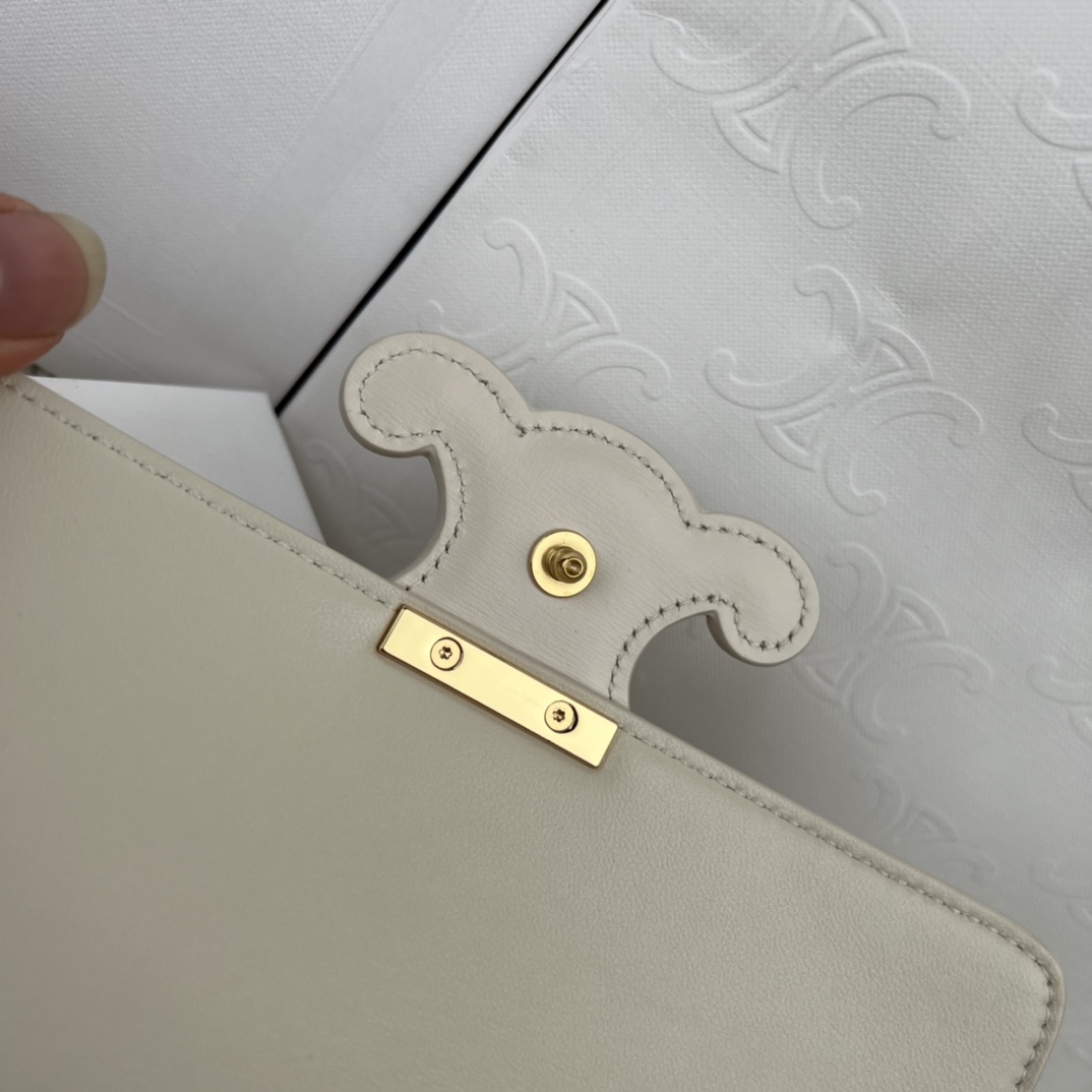 TRIOMPHE 亮泽牛皮革链条肩背包，尺寸20.5x10.5x4 cm ，牛皮革，羊皮衬里，肩背编码