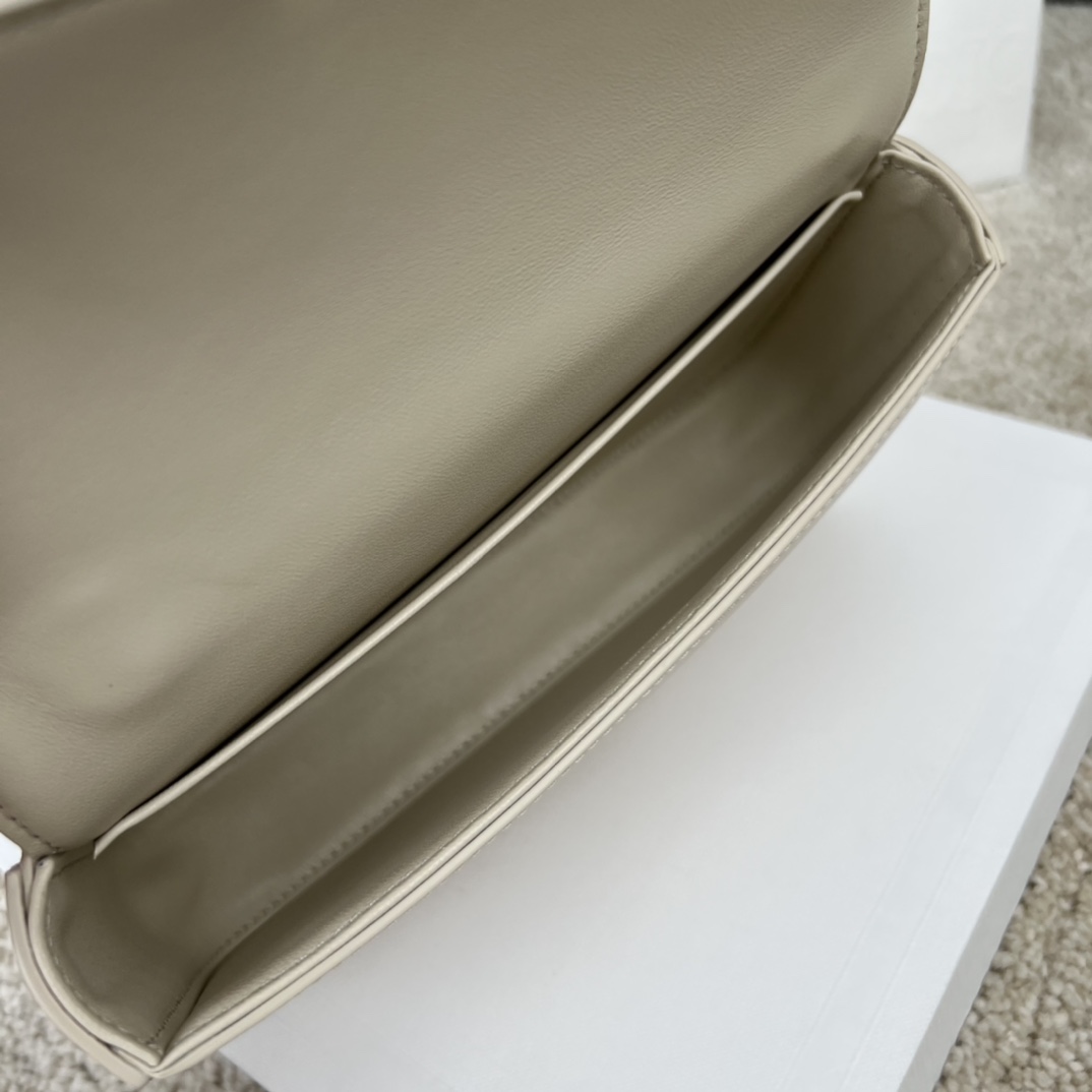 TRIOMPHE 亮泽牛皮革链条肩背包，尺寸20.5x10.5x4 cm ，牛皮革，羊皮衬里，肩背编码