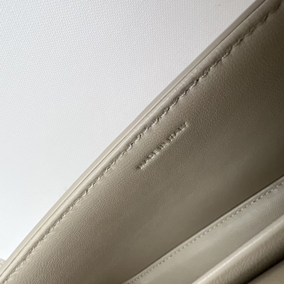 TRIOMPHE 亮泽牛皮革链条肩背包，尺寸20.5x10.5x4 cm ，牛皮革，羊皮衬里，肩背编码