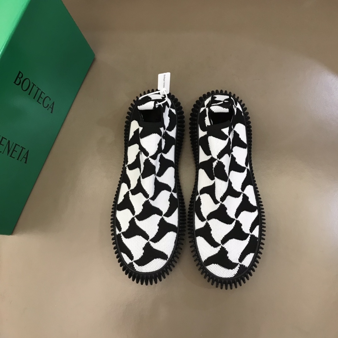 I0 , B V 🆕男士RIPPLE运动鞋，这款运动鞋真的太吸睛，整体鞋身设计非常特别，科技针织面料，上脚意外的非常舒适，鞋底特别柔软，有种boost的脚感，嗯，它很独特，买就对了