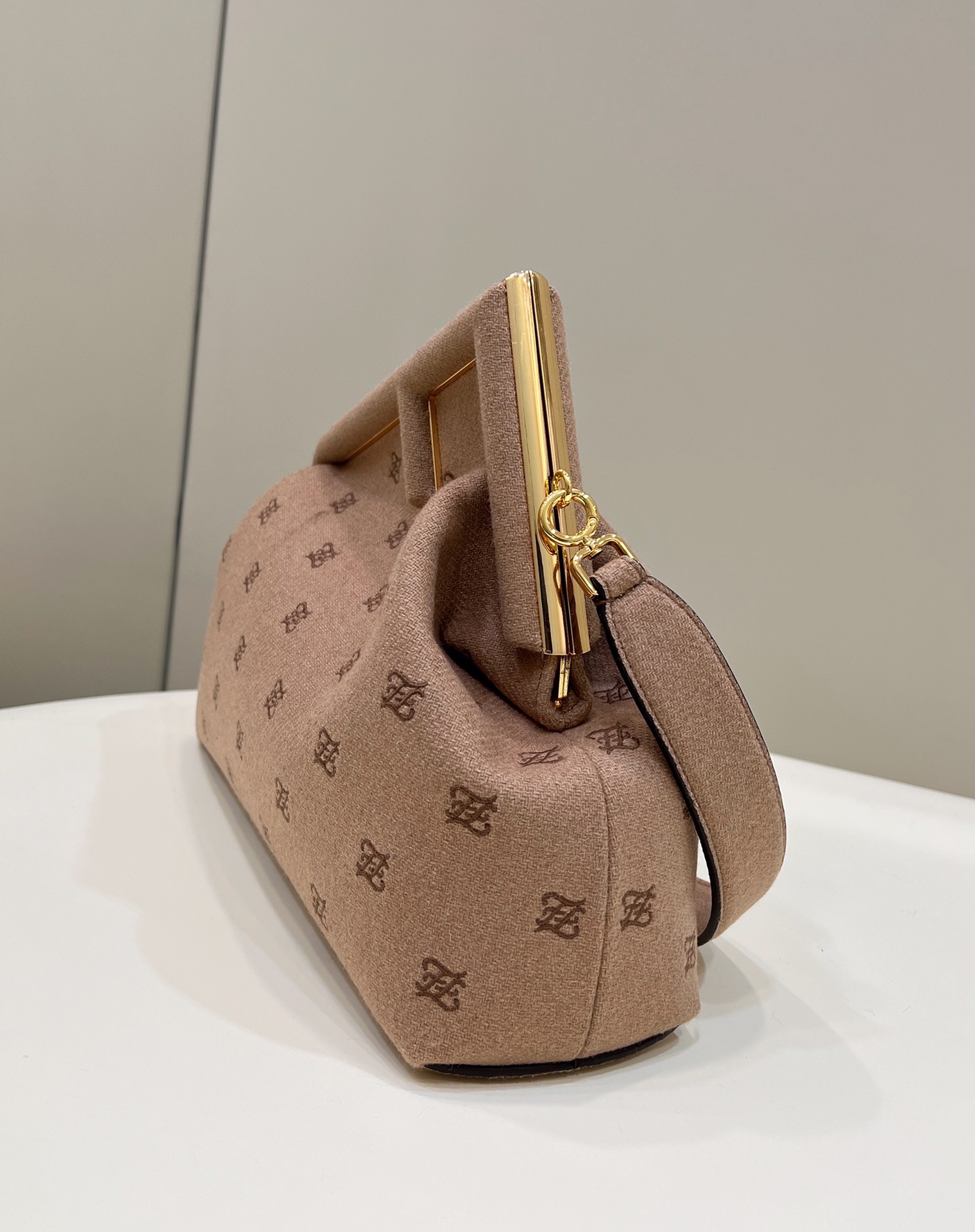 Special offer at the end of the year 618 Original factory inspection grade Fendi The first series uses the letter F as the design highlight and a