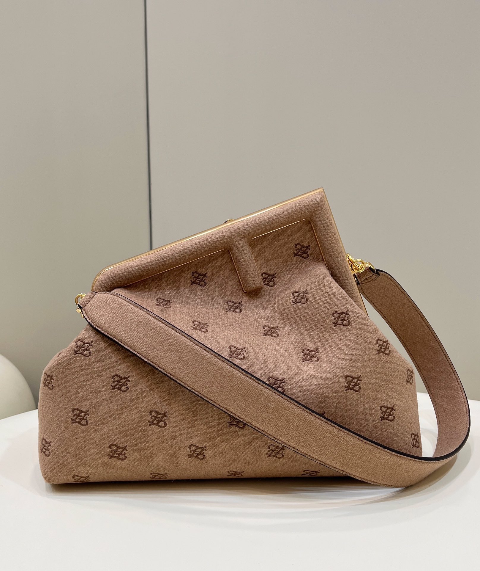 Special offer at the end of the year 618 Original factory inspection grade Fendi The first series uses the letter F as the design highlight and a