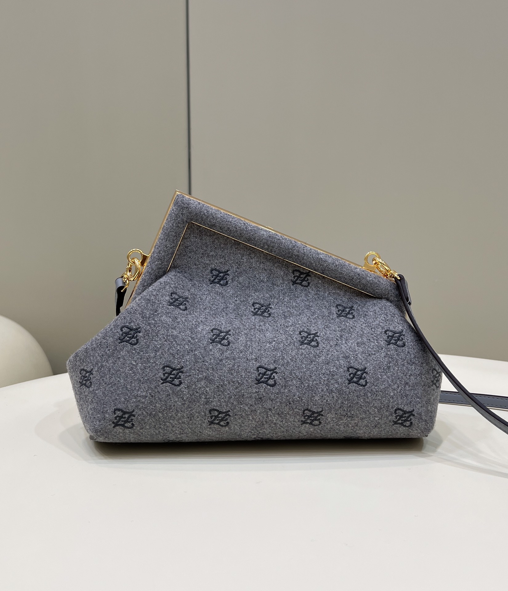 Special offer at the end of the year 499 Original factory inspection grade FendiThe first series uses the letter F as the design highlight and ad