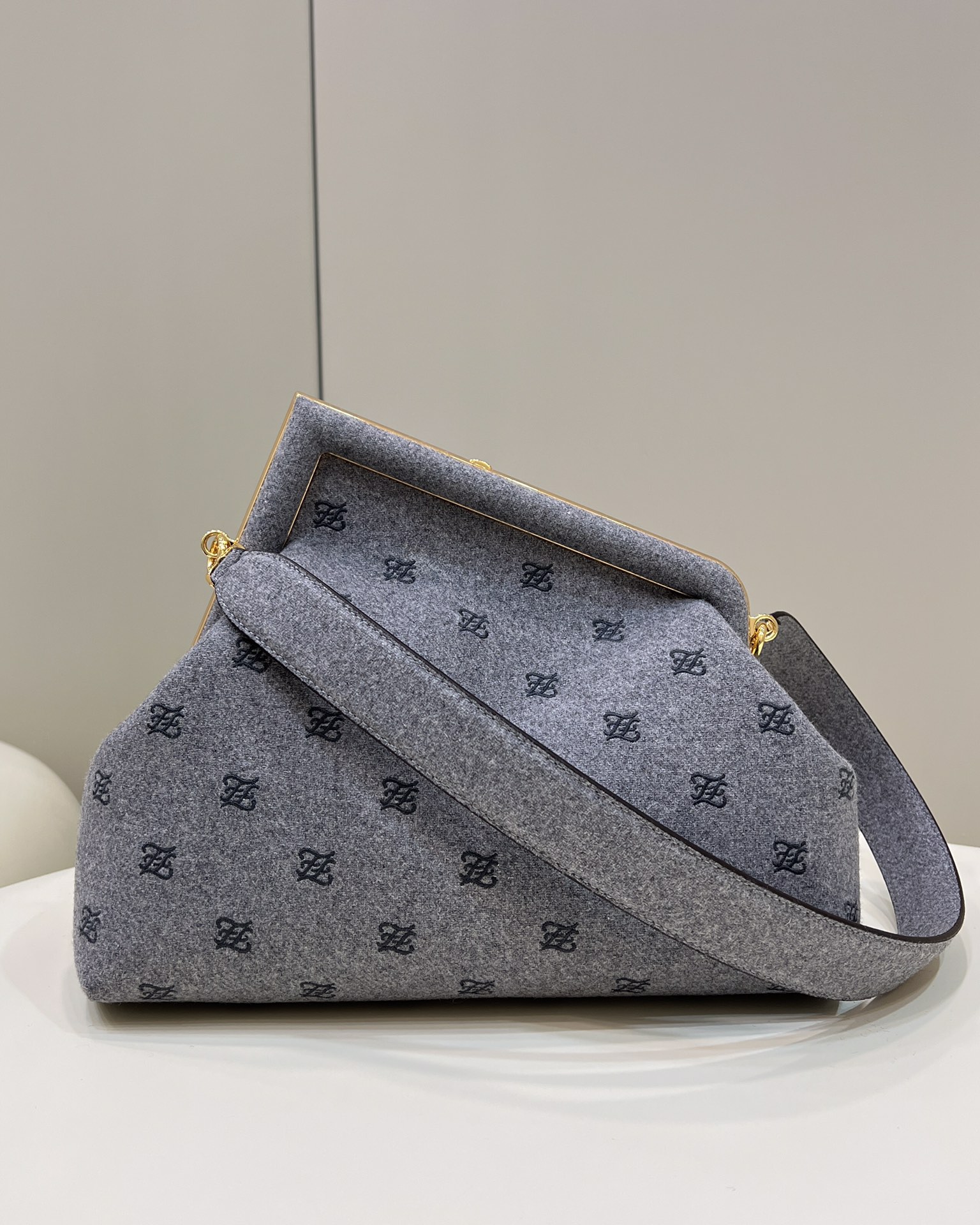 Special offer at the end of the year 618 Original factory inspection grade Fendi The first series uses the letter F as the design highlight and a