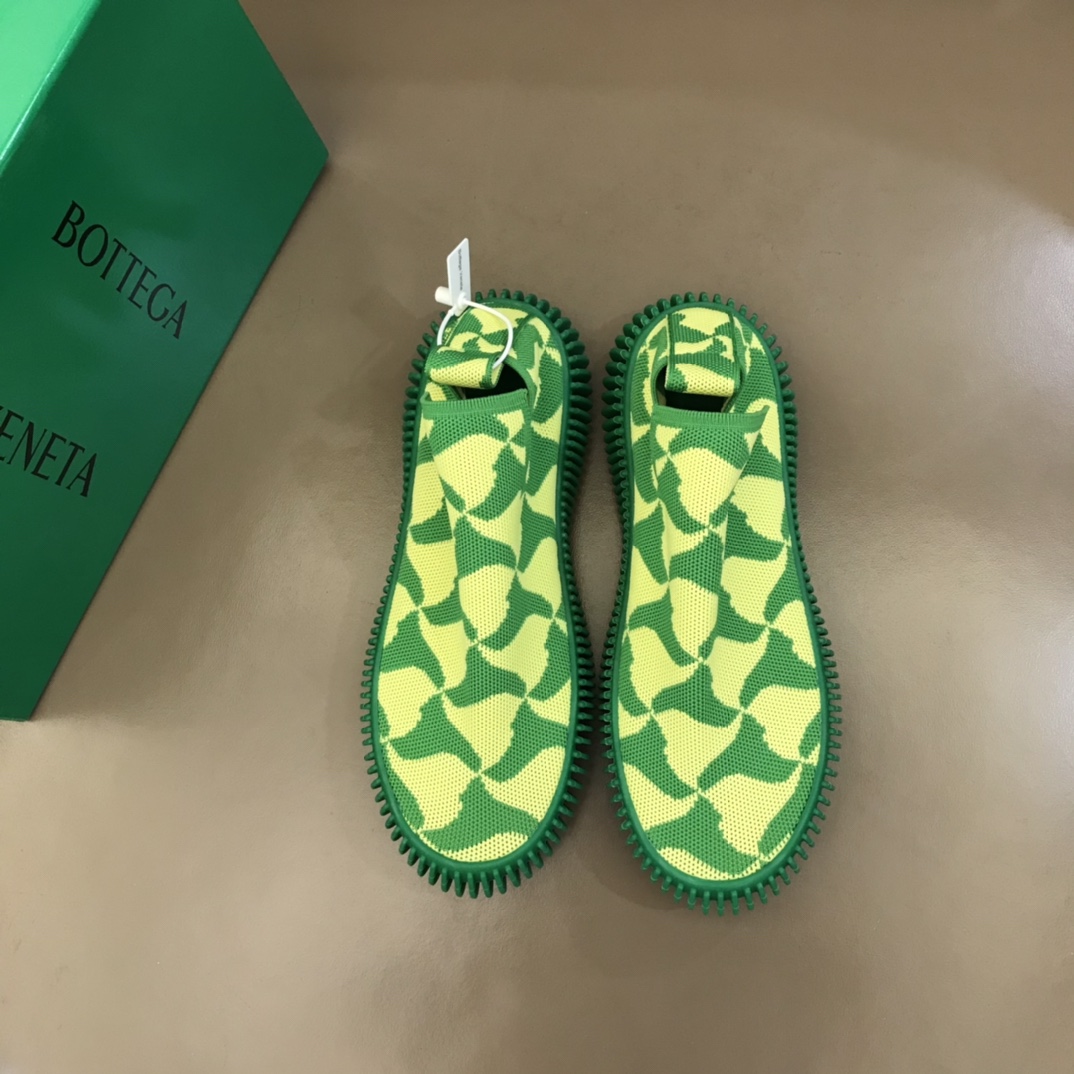 I0 , B V 🆕男士RIPPLE运动鞋，这款运动鞋真的太吸睛，整体鞋身设计非常特别，科技针织面料，上脚意外的非常舒适，鞋底特别柔软，有种boost的脚感，嗯，它很独特，买就对了