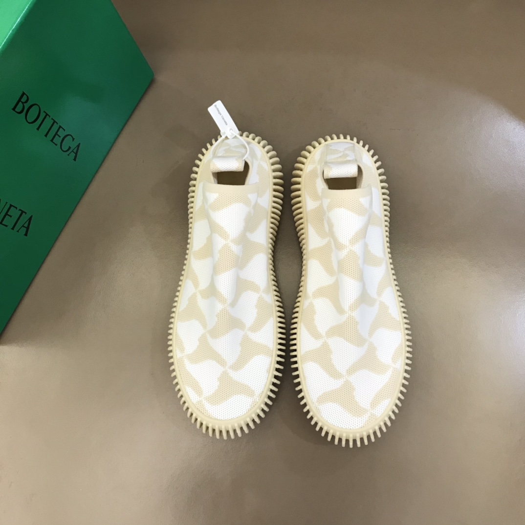 I0 , B V 🆕男士RIPPLE运动鞋，这款运动鞋真的太吸睛，整体鞋身设计非常特别，科技针织面料，上脚意外的非常舒适，鞋底特别柔软，有种boost的脚感，嗯，它很独特，买就对了