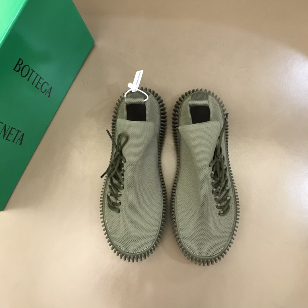 I0 , B V 🆕男士RIPPLE运动鞋，这款运动鞋真的太吸睛，整体鞋身设计非常特别，科技针织面料，上脚意外的非常舒适，鞋底特别柔软，有种boost的脚感，嗯，它很独特，买就对了