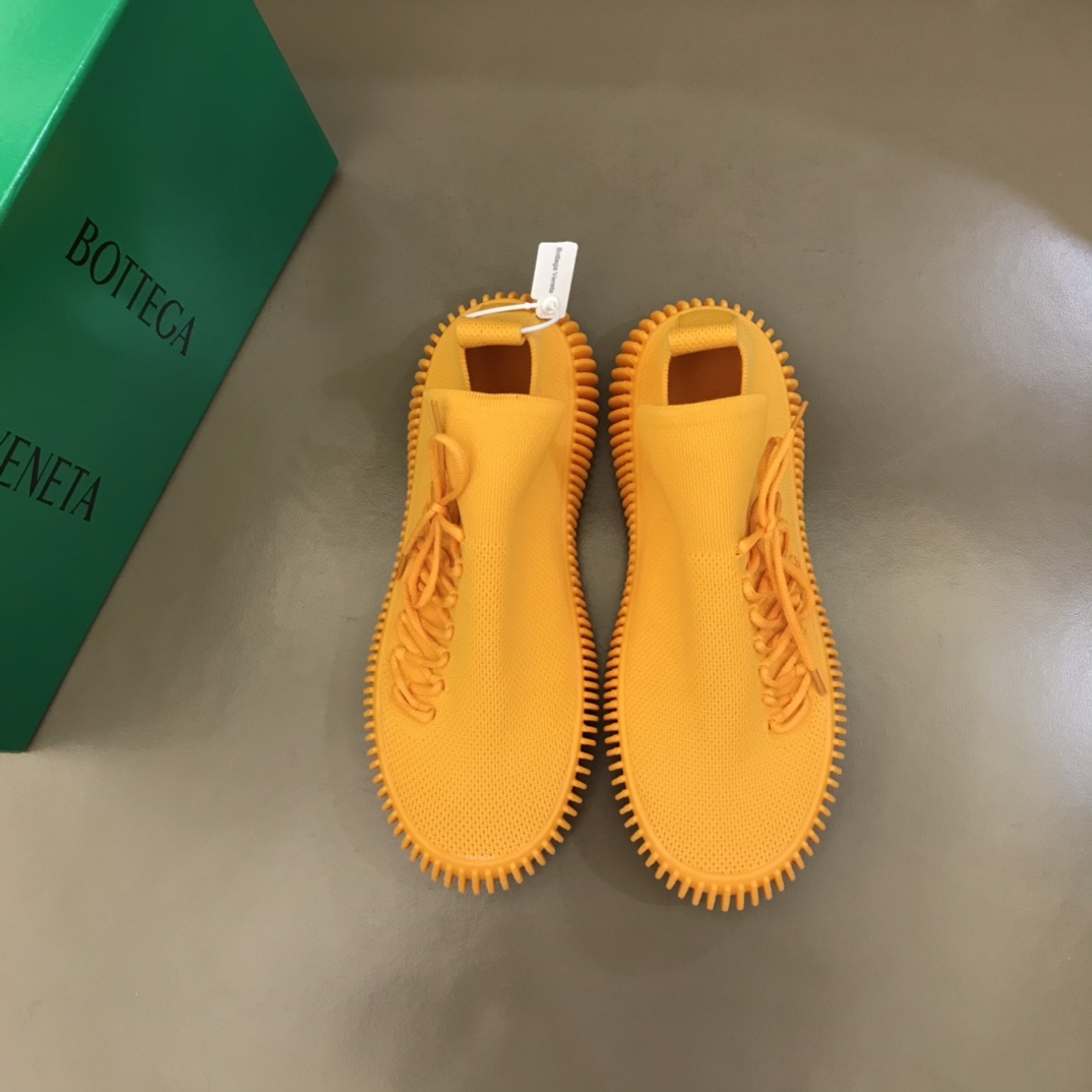 I0 , B V 🆕男士RIPPLE运动鞋，这款运动鞋真的太吸睛，整体鞋身设计非常特别，科技针织面料，上脚意外的非常舒适，鞋底特别柔软，有种boost的脚感，嗯，它很独特，买就对了