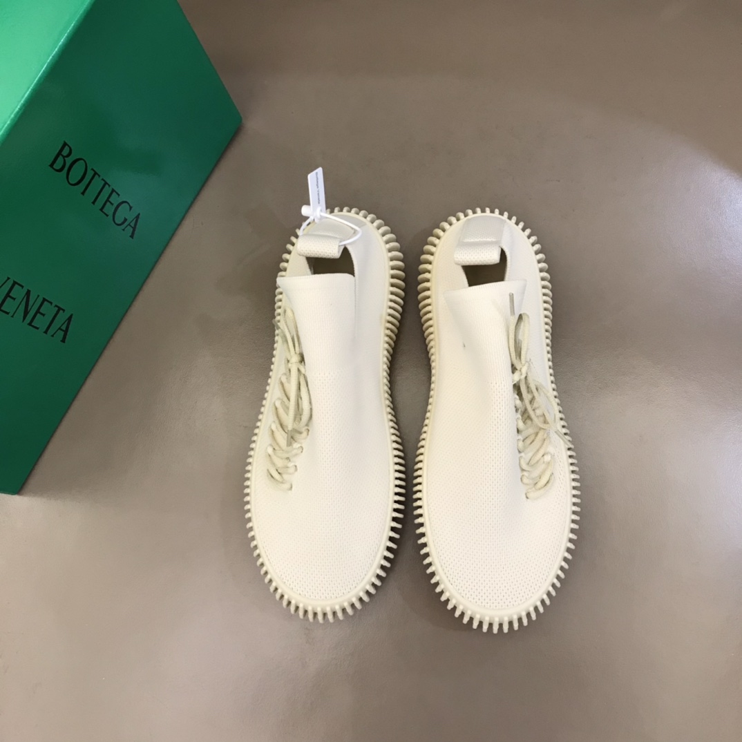 I0 , B V 🆕男士RIPPLE运动鞋，这款运动鞋真的太吸睛，整体鞋身设计非常特别，科技针织面料，上脚意外的非常舒适，鞋底特别柔软，有种boost的脚感，嗯，它很独特，买就对了