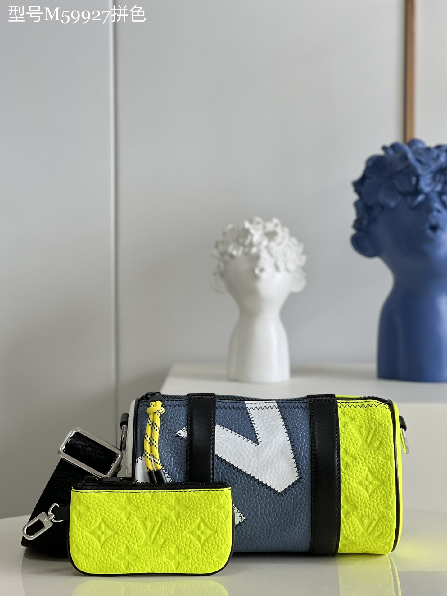 NO:398776,[Exclusive real photo M59927 color patchwork] Polochon handbag spliced ​​with grained cowhide leather and Monogram embossed Taurillon leather, expressing large LV letters with eye-catching stitching. The removable shoulder strap is marked with the Louis Vuitton logo, and the coupon wallet fixed by hook can also be used as a short wallet to other handbags. Detailed features 22 x 13 x 10 cm (length x height x width) Z.660,LV [original leather],louis vuitton,louis vuitton,wallets,cowhide19860909【独家实拍M59927拼色】Polochon 手袋拼接粒面牛皮革和 Monogram 压纹 Taurillon 皮革,以醒目缝线抒写大号 LV 字母.可拆卸肩带标注路易威登标识,其上通过钩扣固定的零钱包亦可作为短款钱夹收入其他手袋.详细特征22 x 13 x 10 厘米 (长度 x 高 x 宽) Z.660,LV【原厂皮】,louis vuitton,louis vuitton,wallets,cowhide,Bag