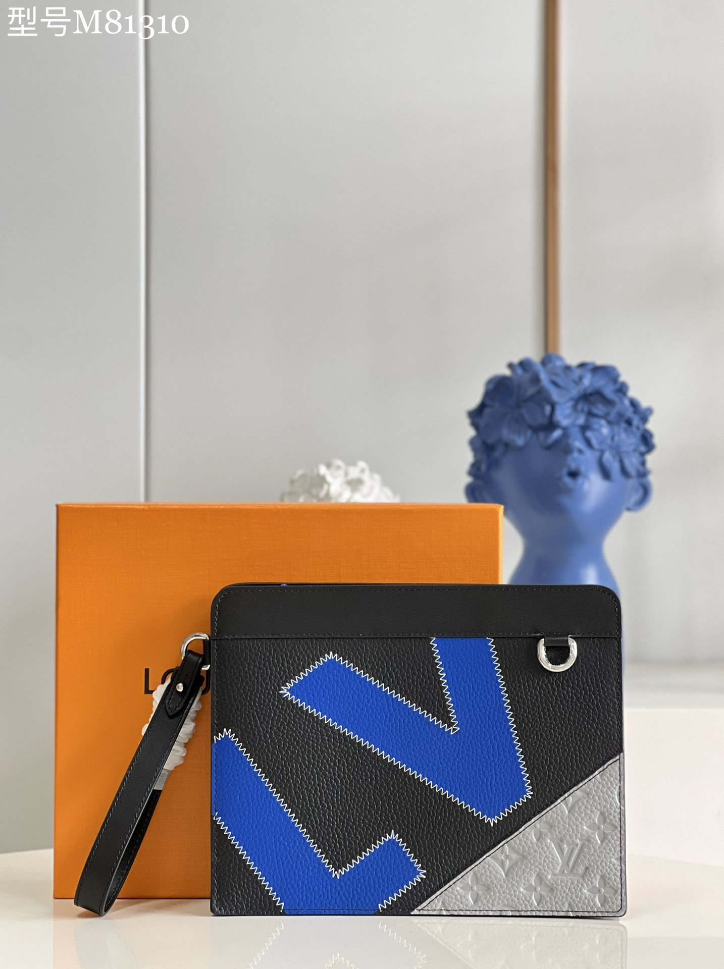 NO:398779,【Exclusive real photo M81310】This Standing Pouch clutch bag splices plain cowhide leather and Monogram embossed Taurillon leather, rendering eye-catching colors. The zigzag stitching of the LV logo is derived from the sail making process, and the wrist strap can be detached for daily travel. Detailed features 21 x 27 x 5 cm (length x height x width) Z.,LV [original leather],louis vuitton,handbag,cowhide19860909【独家实拍M81310】本款 Standing Pouch 手拿包拼接素面牛皮革和 Monogram 压纹 Taurillon 皮革,渲染醒目色彩.LV 标识的之字形缝线源自制帆工艺,可拆卸腕带方便日常随行. 详细特征21 x 27 x 5 厘米 (长度 x 高 x 宽) Z.,LV【原厂皮】,louis vuitton,handbag,cowhide,Bag