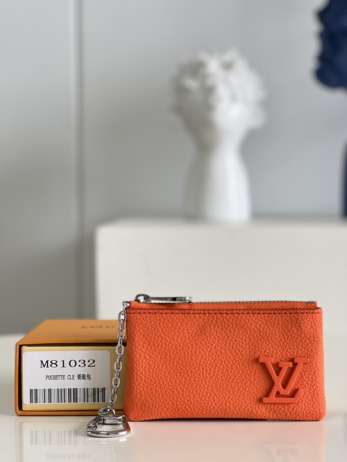 NO:398788,[Exclusive real photo M81032 orange] This key bag is cut in Aerogram leather with exquisite configuration, which can store coins, cards and keys, or can be put into pockets or fixed to large handbags through chains and hooks. The metal LV letters implicitly mark the brand identity. Detailed features 12 x 7 x 1.5 cm (length x height x width) Z.,LV [original leather],louis vuitton19860909【独家实拍M81032橙】本款钥匙包以 Aerogram 皮革裁出精巧构型,可收纳硬币、卡片和钥匙,亦可收入口袋或通过链条和钩扣固定于大号手袋.金属 LV 字母含蓄标注品牌身份.详细特征12 x 7 x 1.5 厘米 (长度 x 高 x 宽) Z.,LV【原厂皮】,louis vuitton,Bag