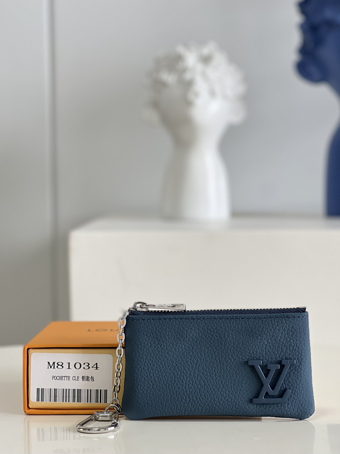 NO:398794,[Exclusive real photo M81034 blue] This key bag is cut in Aerogram leather with exquisite configuration, which can store coins, cards and keys, or can be put into pockets or fixed to large handbags through chains and hooks. The metal LV letters implicitly indicate brand identity. Detailed features 12 x 7 x 1.5 cm (length x height x width) Z.,LV [original leather],louis vuitton19860909【独家实拍M81034蓝】本款钥匙包以 Aerogram 皮革裁出精巧构型,可收纳硬币、卡片和钥匙,亦可收入口袋或通过链条和钩扣固定于大号手袋.金属 LV 字母含蓄标注品牌身份.详细特征12 x 7 x 1.5 厘米 (长度 x 高 x 宽) Z.,LV【原厂皮】,louis vuitton,Bag