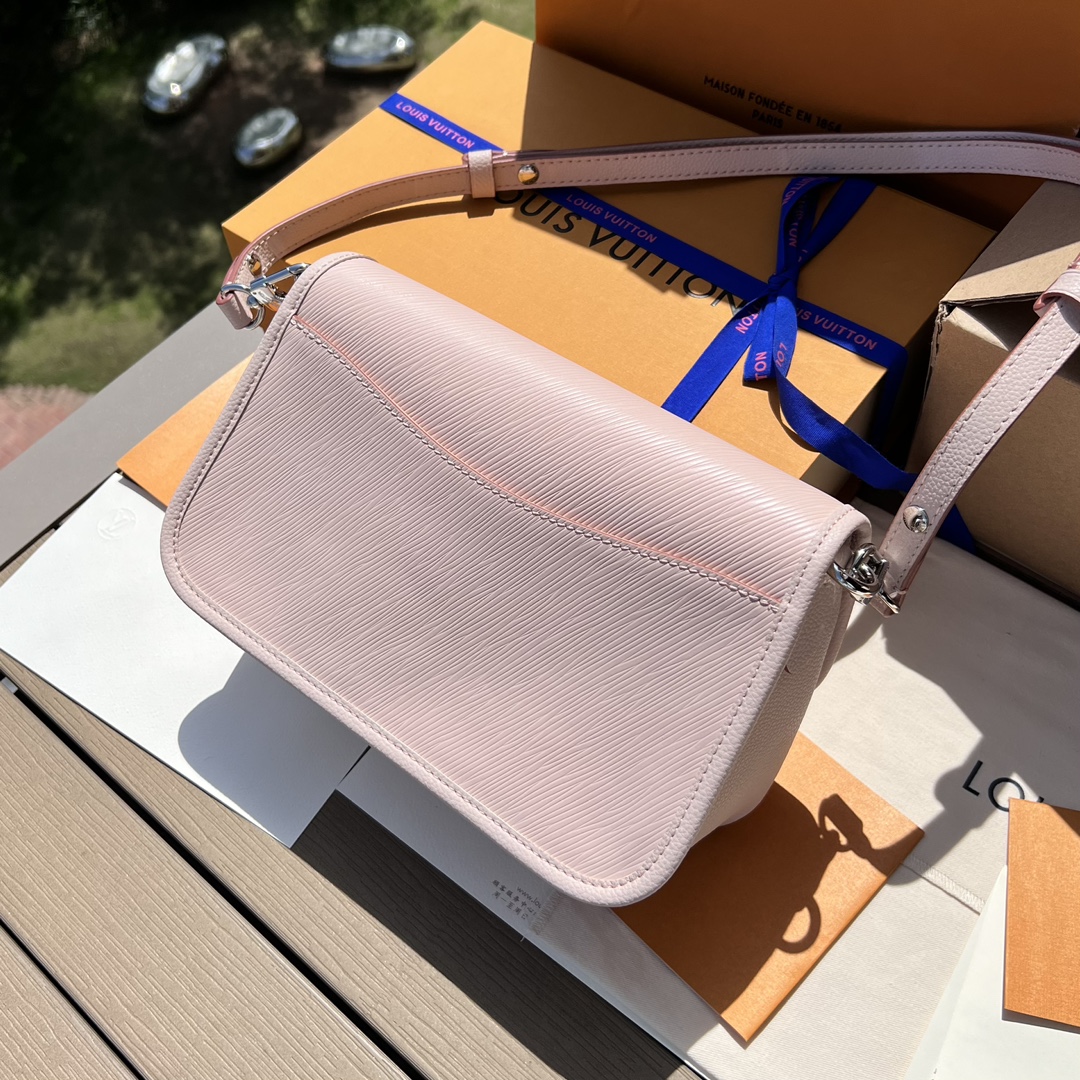 非市场普通货 进口皮料半钢五金m59460尺寸:24.5×15.5×9cmLV海外渠道资源特供水波纹法棍