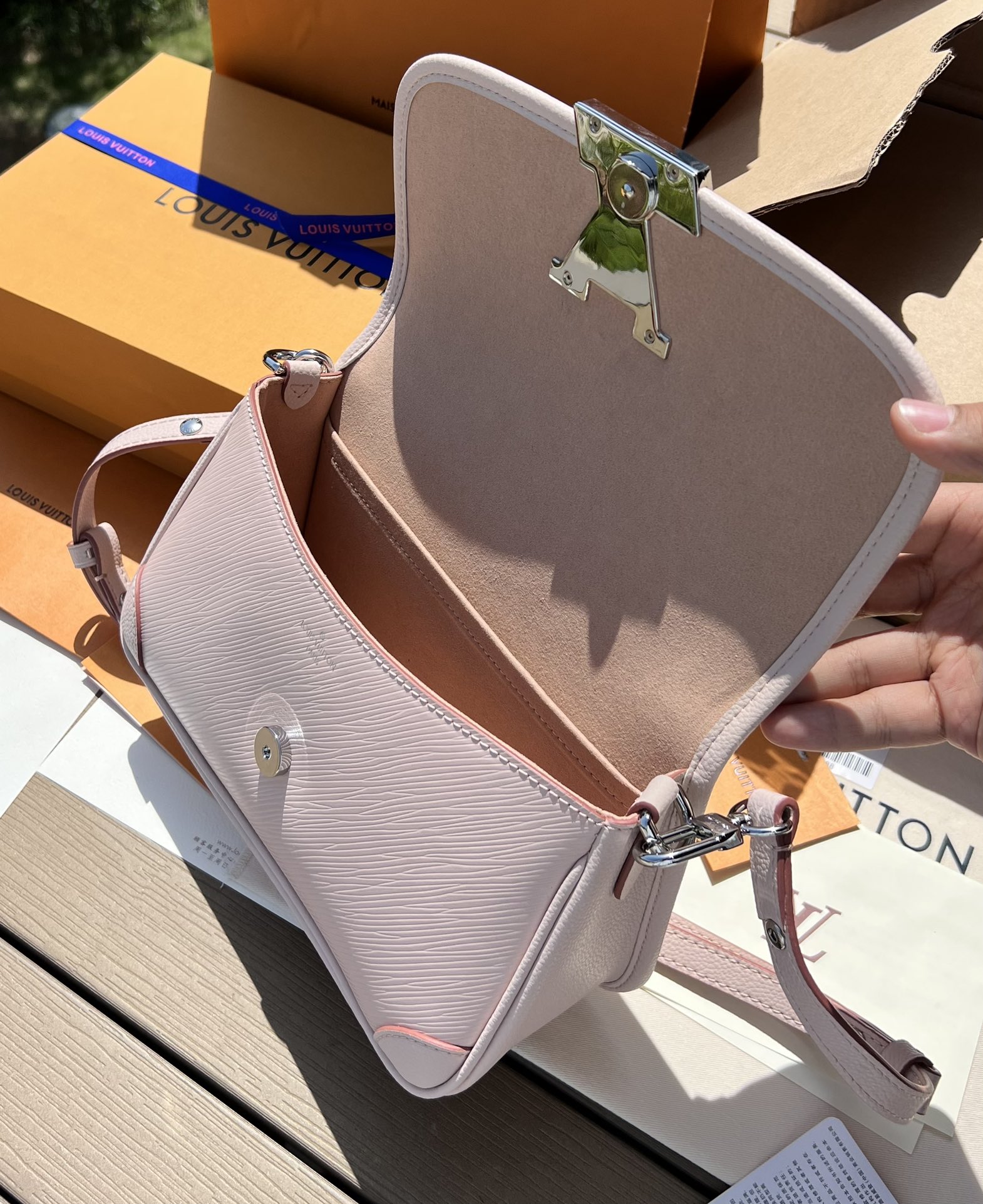 非市场普通货 进口皮料半钢五金m59460尺寸:24.5×15.5×9cmLV海外渠道资源特供水波纹法棍