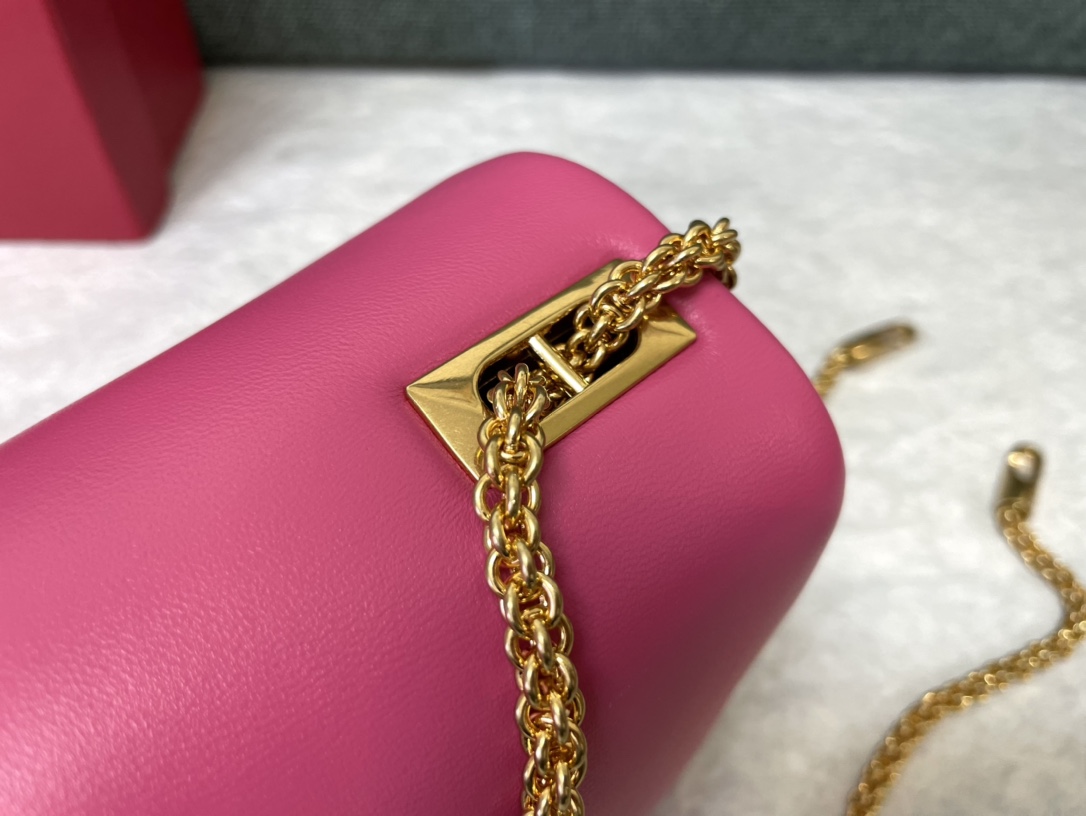 Valentino华伦天奴链条羊皮豆腐包1215