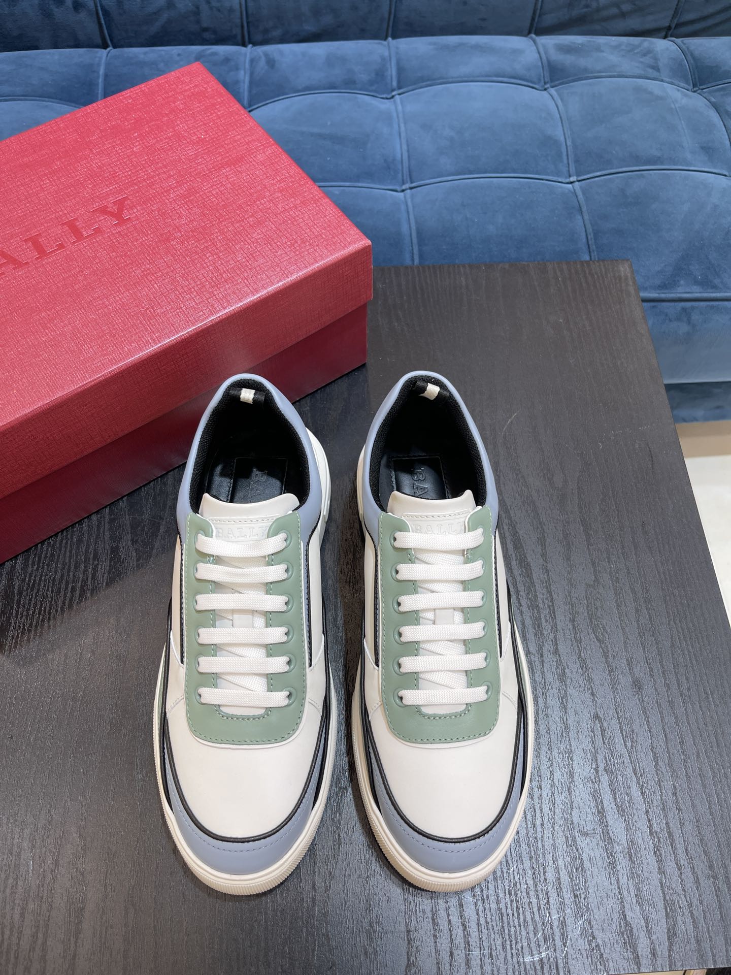 Pedido original B Home 2022🆕 Fabricadas con paneles de piel de vacuno suave, estas zapatillas Macky cuentan …