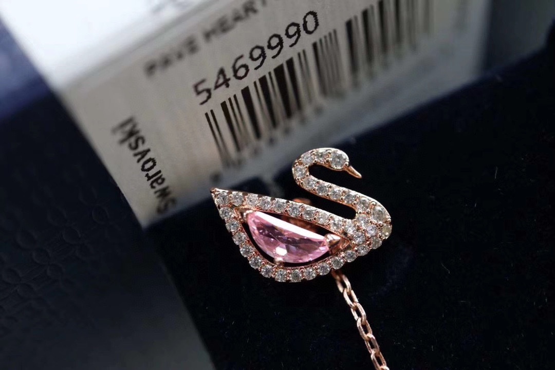  施华洛世奇Swarovski 粉钻天鹅耳线 可拆分两种戴法 

这款以清新的粉红色全切割Swarovs