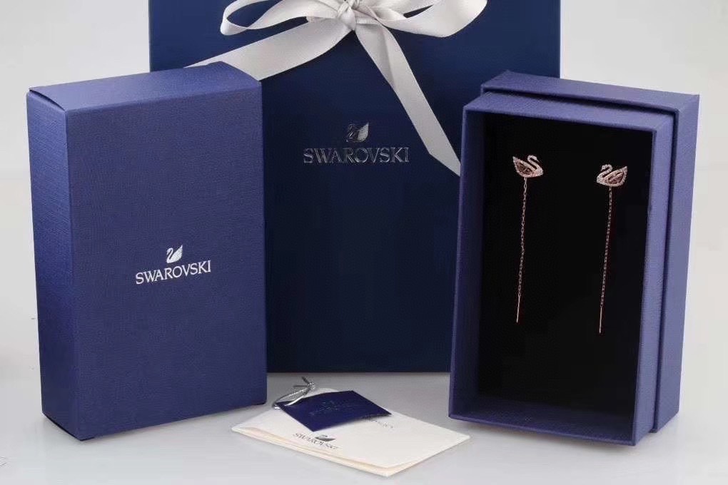  施华洛世奇Swarovski 粉钻天鹅耳线 可拆分两种戴法 

这款以清新的粉红色全切割Swarovs