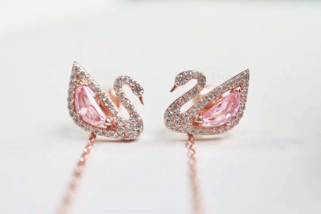  施华洛世奇Swarovski 粉钻天鹅耳线 可拆分两种戴法 

这款以清新的粉红色全切割Swarovs