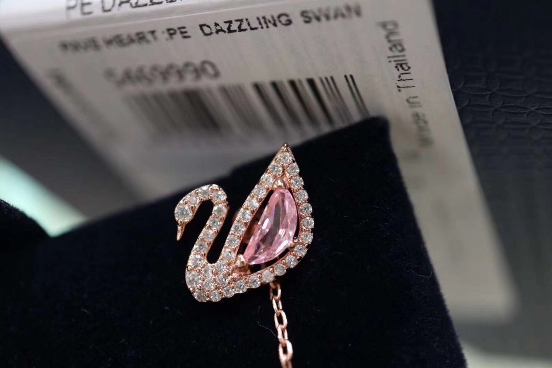  施华洛世奇Swarovski 粉钻天鹅耳线 可拆分两种戴法 

这款以清新的粉红色全切割Swarovs