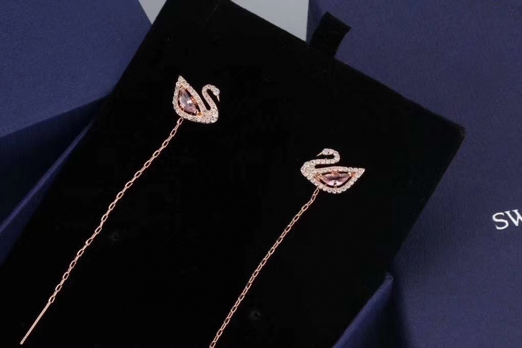  施华洛世奇Swarovski 粉钻天鹅耳线 可拆分两种戴法 

这款以清新的粉红色全切割Swarovs