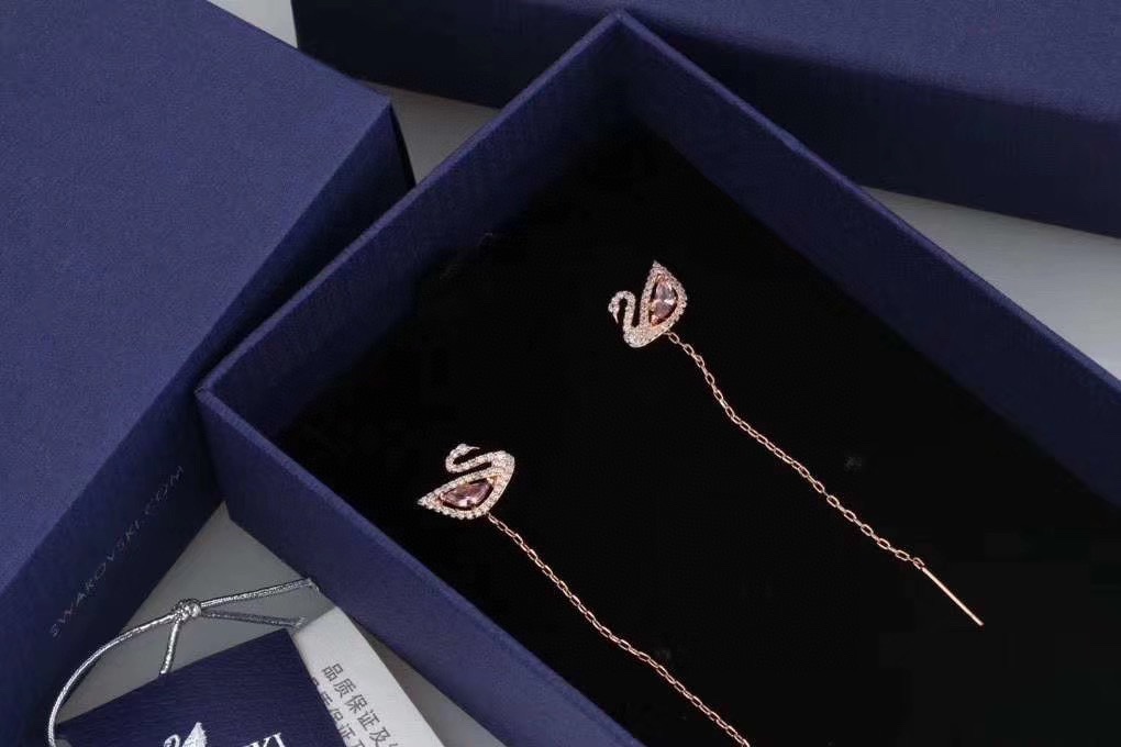  施华洛世奇Swarovski 粉钻天鹅耳线 可拆分两种戴法 

这款以清新的粉红色全切割Swarovs