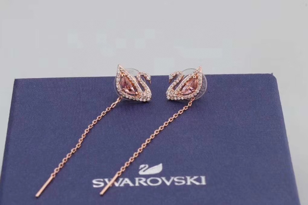  施华洛世奇Swarovski 粉钻天鹅耳线 可拆分两种戴法 

这款以清新的粉红色全切割Swarovs
