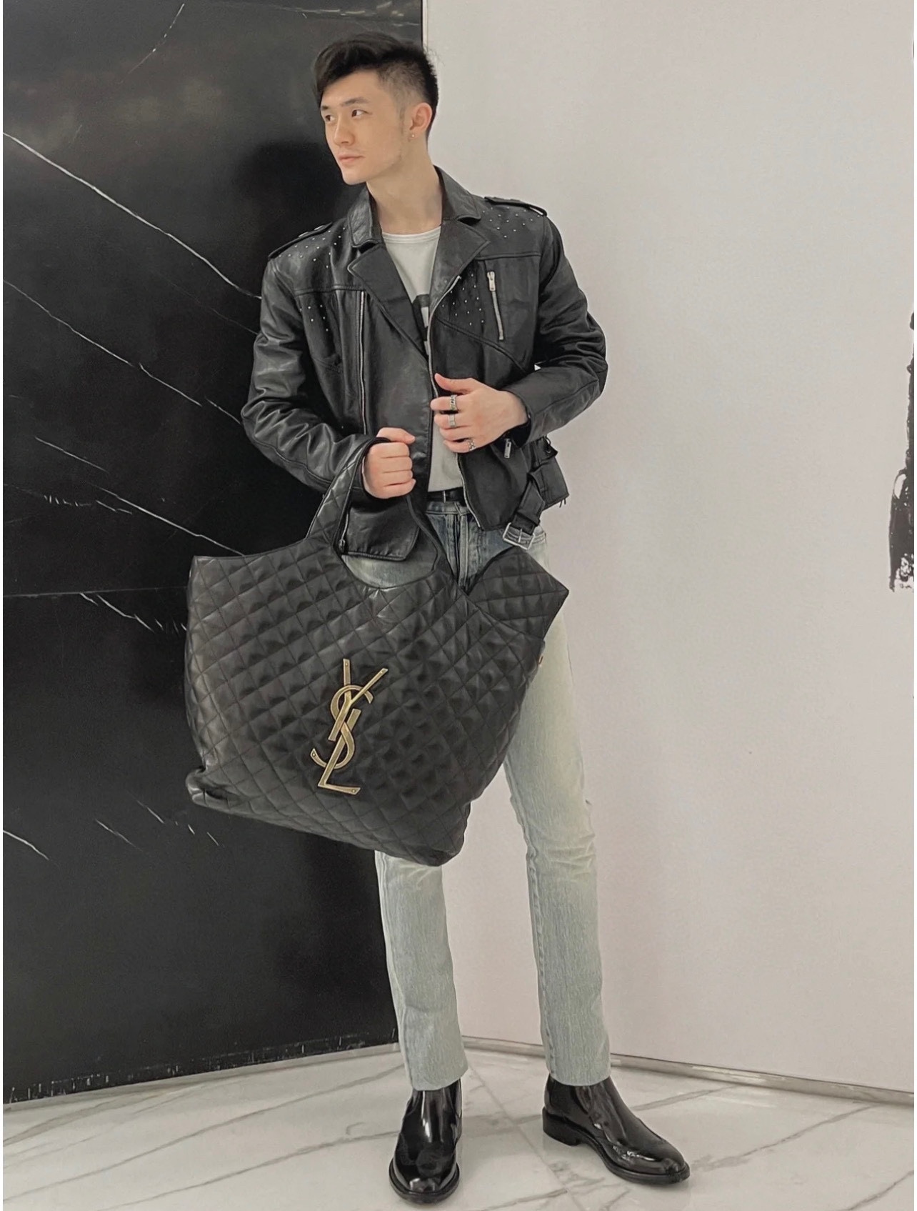 NO:387752,The eye-catching pure handmade three-dimensional logo is like customization of high-end jewelry, giving a strong visual impact, Saint Laurent, saint laurent19860909醒目的纯手工立体logo犹如高级珠宝定制 给予视觉上的强烈冲击,圣罗兰,saint laurent,Bag