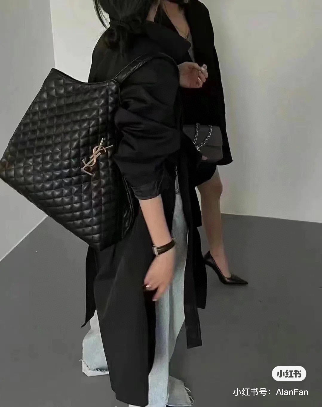 NO:387776,A purely hand-made enlarged three-dimensional logo with letters intertwined with their own curves, like a perfect three-dimensional relief artwork, Saint Laurent, saint laurent19860909纯手工打造的放大版的立体logo,字母相互交错,有各自的曲线,如同一个完美的立体浮雕艺术品,圣罗兰,saint laurent,Bag