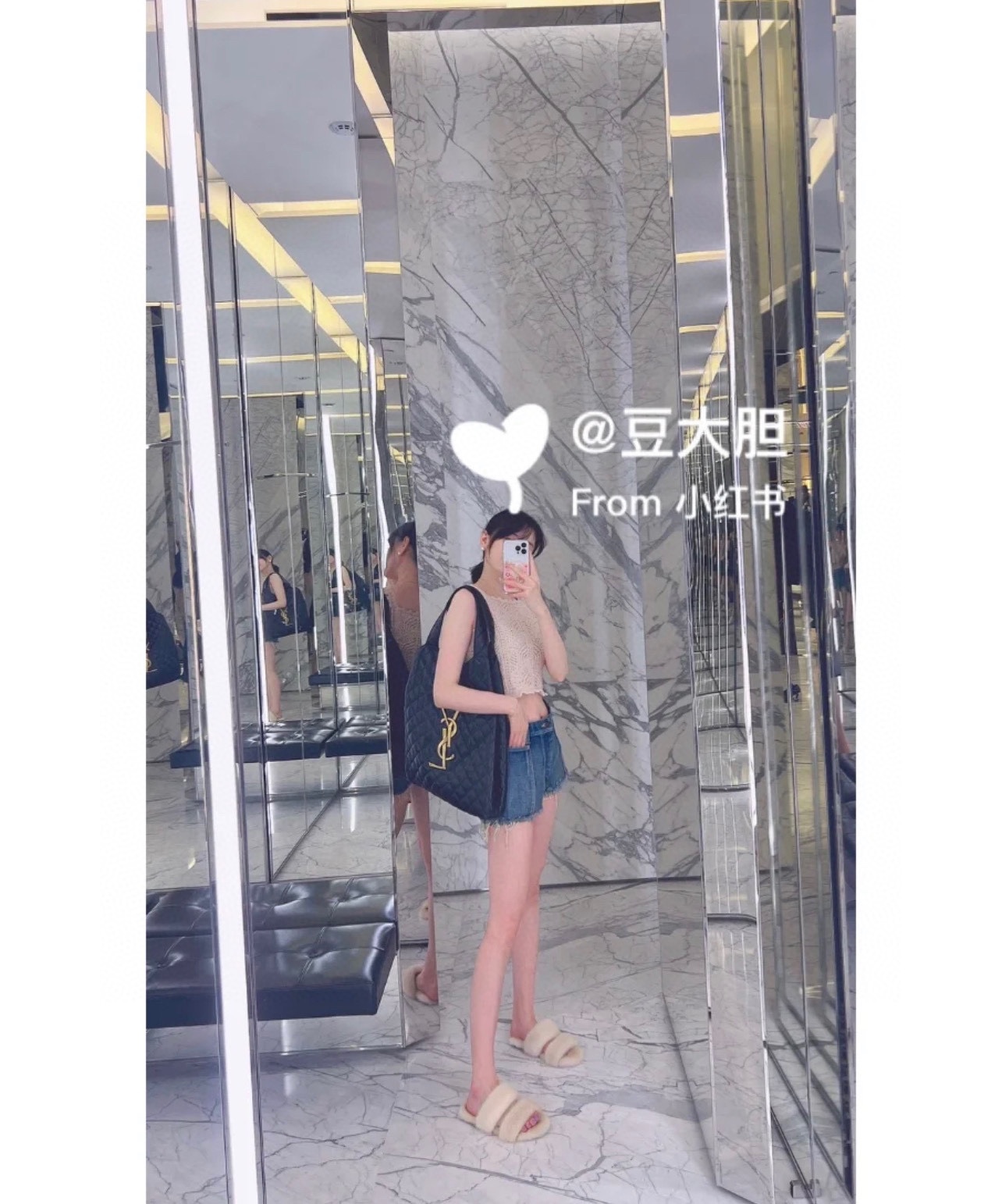 NO:387799,Made of soft lambskin, an oversized bag body, a huge brass three-dimensional logo becomes the absolute visual focus, Saint Laurent, saint laurent, sheepskin19860909采用柔软的小羊皮制成超大廓形包身, 一枚硕大的黄铜立体Logo成为绝对的视觉焦点,圣罗兰,saint laurent,sheepskin,Bag