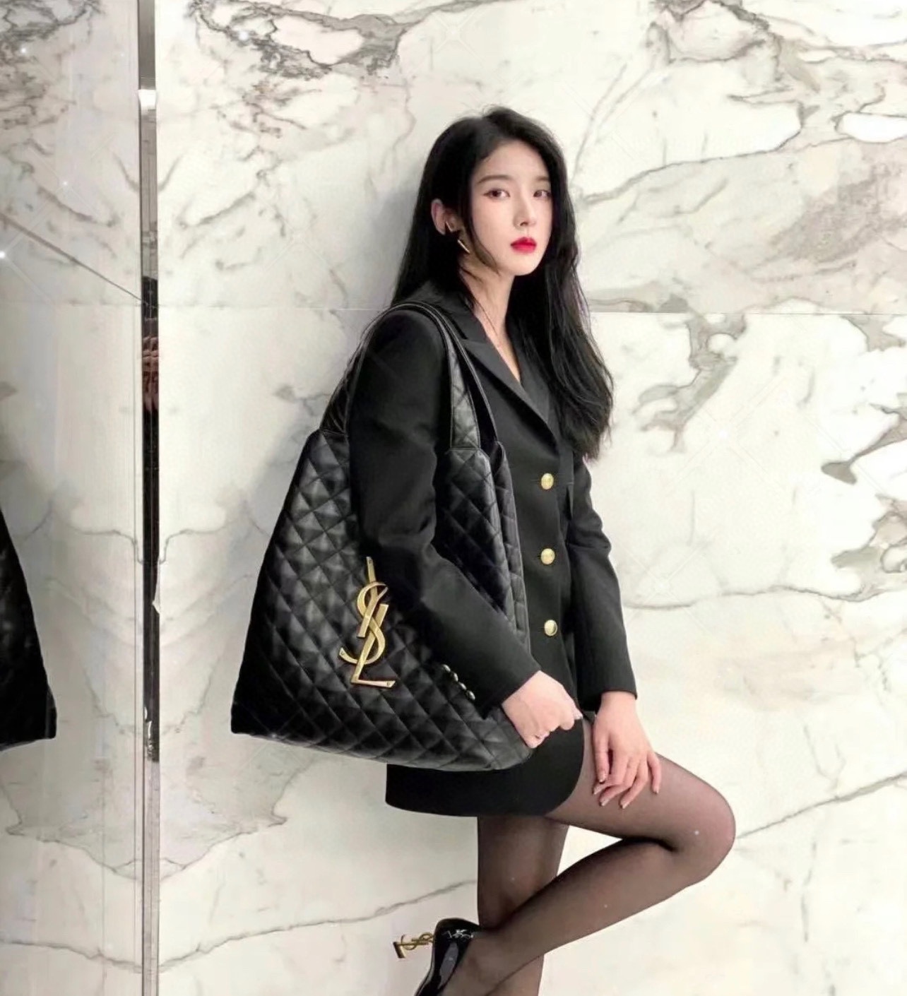 NO:387748,Wear elegant and comfortable. Put all your love items easily into an ICARE bag. The sense of security is like a shadow. Saint Laurent, saint laurent19860909穿着优雅而舒适 把自己所有的爱用物 全都轻松装进ICARE包包里 安全感如影随形,圣罗兰,saint laurent,Bag