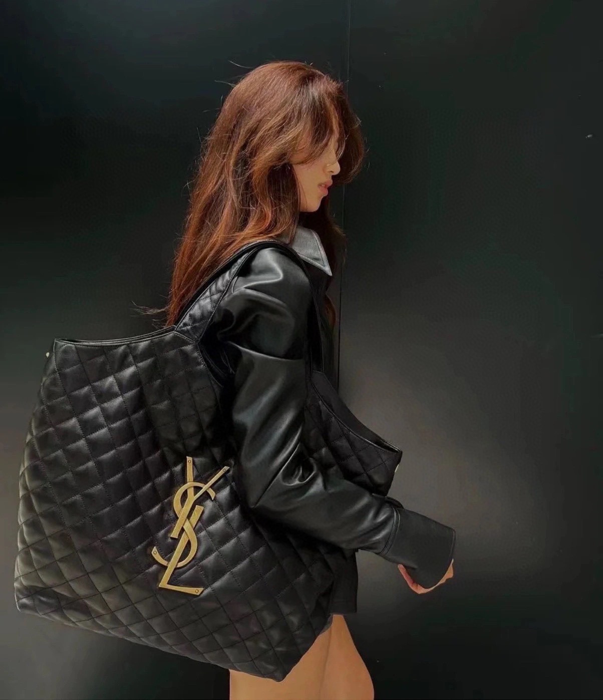 NO:387778,The weight is super light and the capacity is super large. No matter how much you install, there is no burden. It is a must-have item for commuting and outings!  Exaggerated and avant-garde logo, large capacity, and large aura!  ,Saint Laurent,saint laurent19860909自重超轻容量超级大,装再多的东西也不会有负担,是通勤出游的必备单品！夸张前卫的标识,大容量,大气场！,圣罗兰,saint laurent,Bag