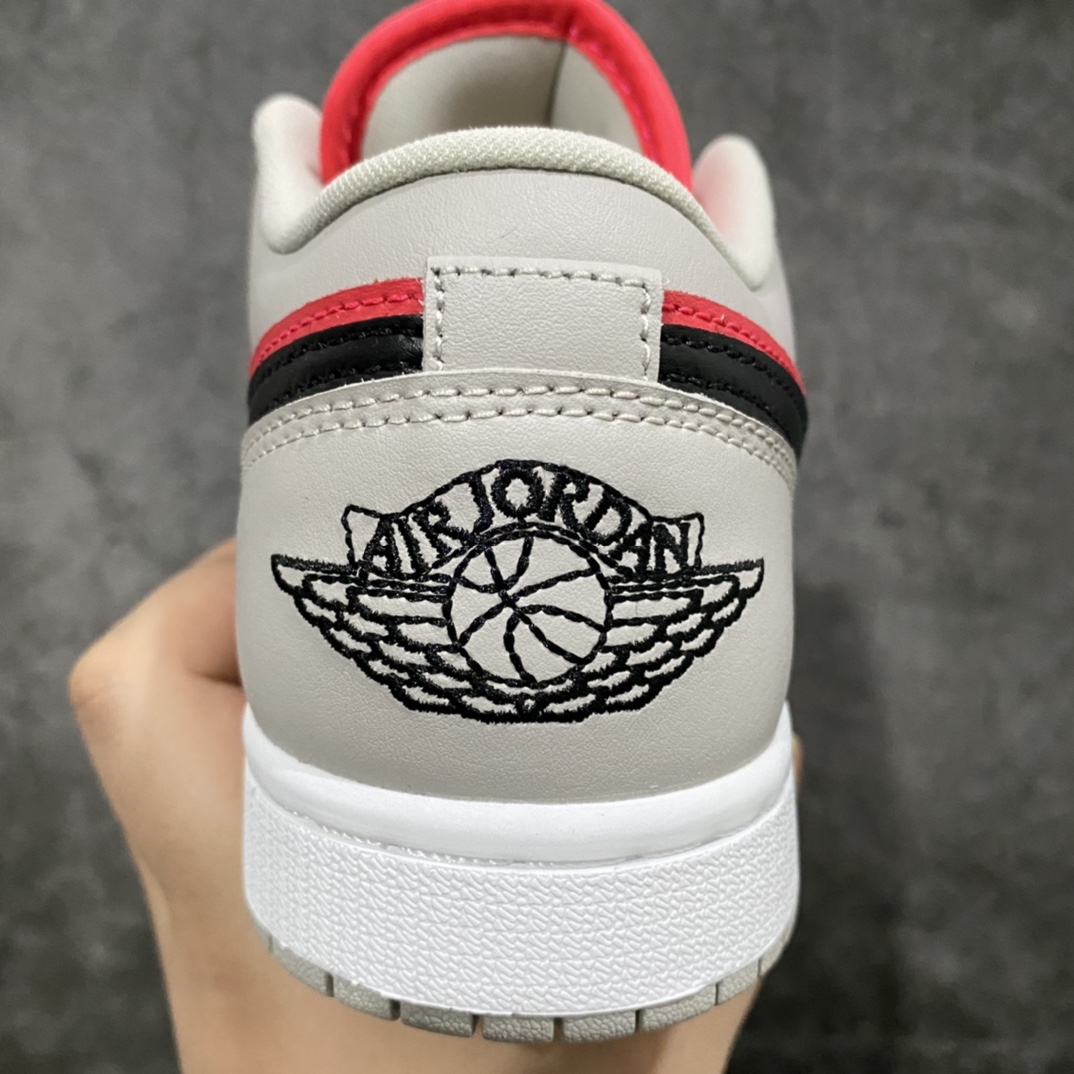 图片[3]-GC(dt)纯原Air Jordan AJ1 Low 低帮 灰红 DC0774-060 市面唯一纯原级别 完美零毛边处理 原厂内置全掌气垫 价格定位良心 几十个配色陆续出 平台专用代工流水线出品 一眼公司既视感 拿到手的一瞬间就与众不同 碾压市面所有版本 认准细节 全部原鞋开发 每一个配色都会采购原鞋确认细节 打破市面看图做货无好货之说 细节精确 所有配色原数据档案开发！ 尺码：35.5 36 36.5 37.5 38 38.5 39 40 40.5 41 42 42.5 43 44 44.5-选品中心
