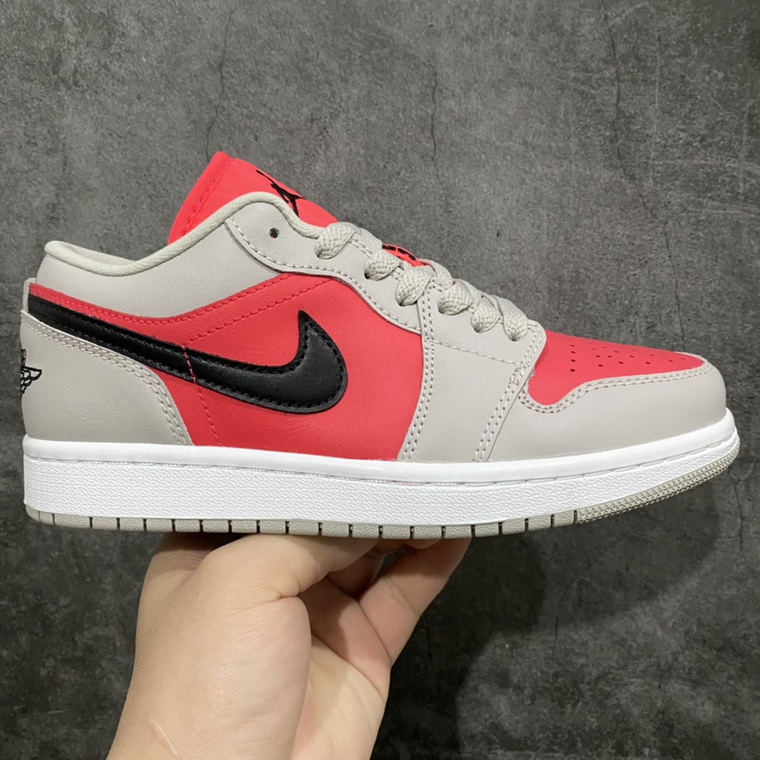 GC(dt)纯原Air Jordan AJ1 Low 低帮 灰红 DC0774-060 市面唯一纯原级别 完美零毛边处理 原厂内置全掌气垫 价格定位良心 几十个配色陆续出 平台专用代工流水线出品 一眼公司既视感 拿到手的一瞬间就与众不同 碾压市面所有版本 认准细节 全部原鞋开发 每一个配色都会采购原鞋确认细节 打破市面看图做货无好货之说 细节精确 所有配色原数据档案开发! 尺码:35.5 36 36.5 37.5 38 38.5 39 40 40.5 41 42 42.5 43 44 44.5-选品中心