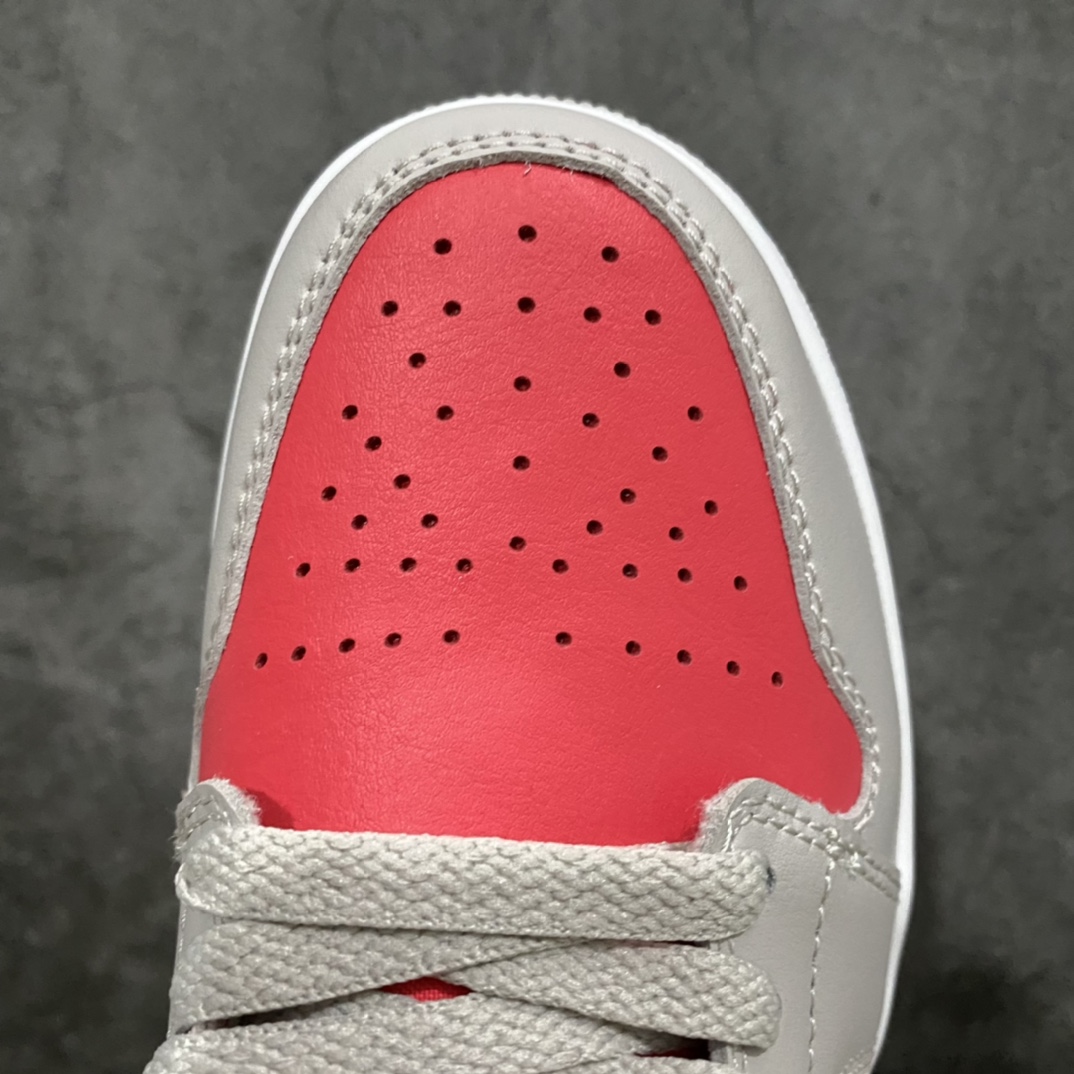 图片[5]-GC(dt)纯原Air Jordan AJ1 Low 低帮 灰红 DC0774-060 市面唯一纯原级别 完美零毛边处理 原厂内置全掌气垫 价格定位良心 几十个配色陆续出 平台专用代工流水线出品 一眼公司既视感 拿到手的一瞬间就与众不同 碾压市面所有版本 认准细节 全部原鞋开发 每一个配色都会采购原鞋确认细节 打破市面看图做货无好货之说 细节精确 所有配色原数据档案开发！ 尺码：35.5 36 36.5 37.5 38 38.5 39 40 40.5 41 42 42.5 43 44 44.5-选品中心