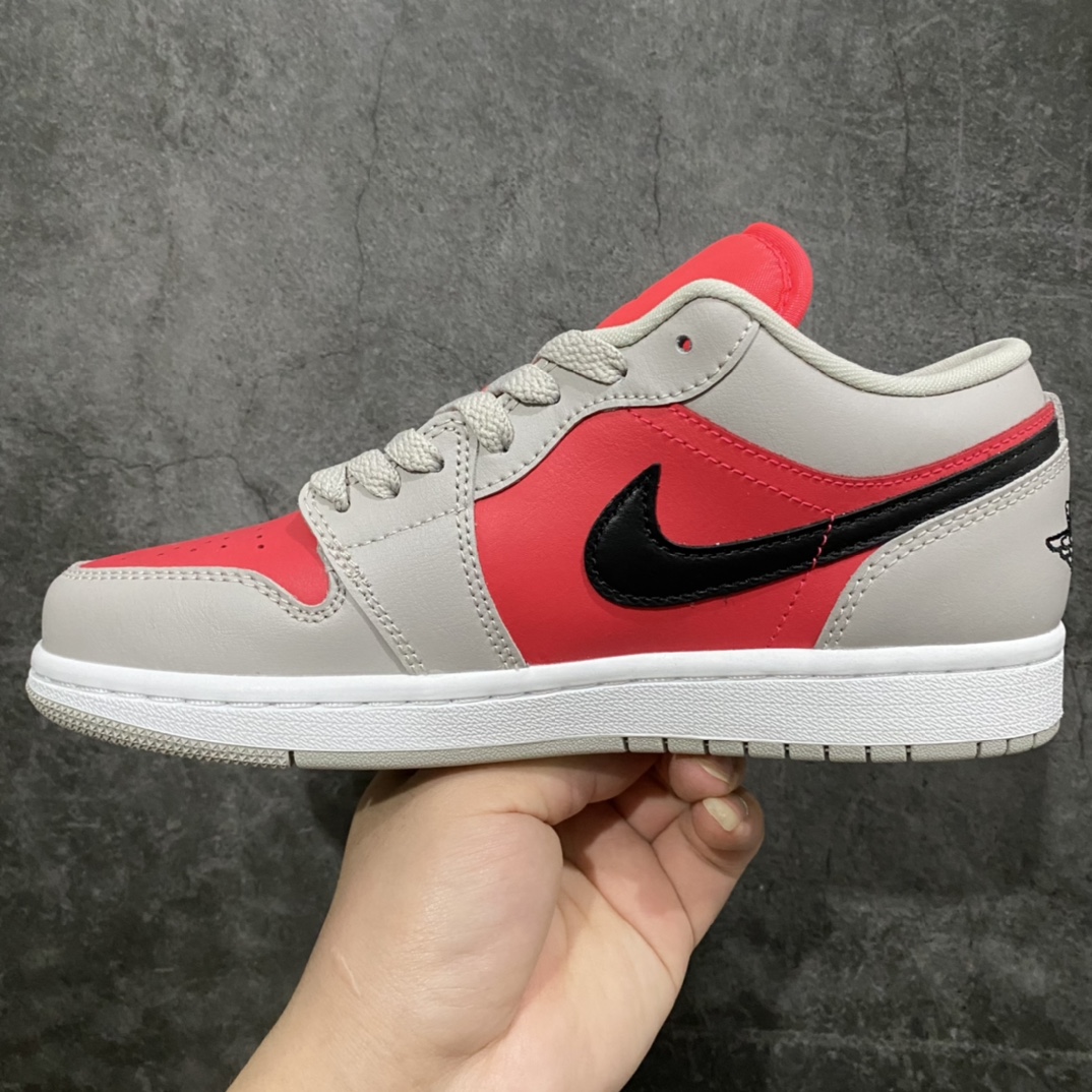 图片[2]-GC(dt)纯原Air Jordan AJ1 Low 低帮 灰红 DC0774-060 市面唯一纯原级别 完美零毛边处理 原厂内置全掌气垫 价格定位良心 几十个配色陆续出 平台专用代工流水线出品 一眼公司既视感 拿到手的一瞬间就与众不同 碾压市面所有版本 认准细节 全部原鞋开发 每一个配色都会采购原鞋确认细节 打破市面看图做货无好货之说 细节精确 所有配色原数据档案开发！ 尺码：35.5 36 36.5 37.5 38 38.5 39 40 40.5 41 42 42.5 43 44 44.5-选品中心